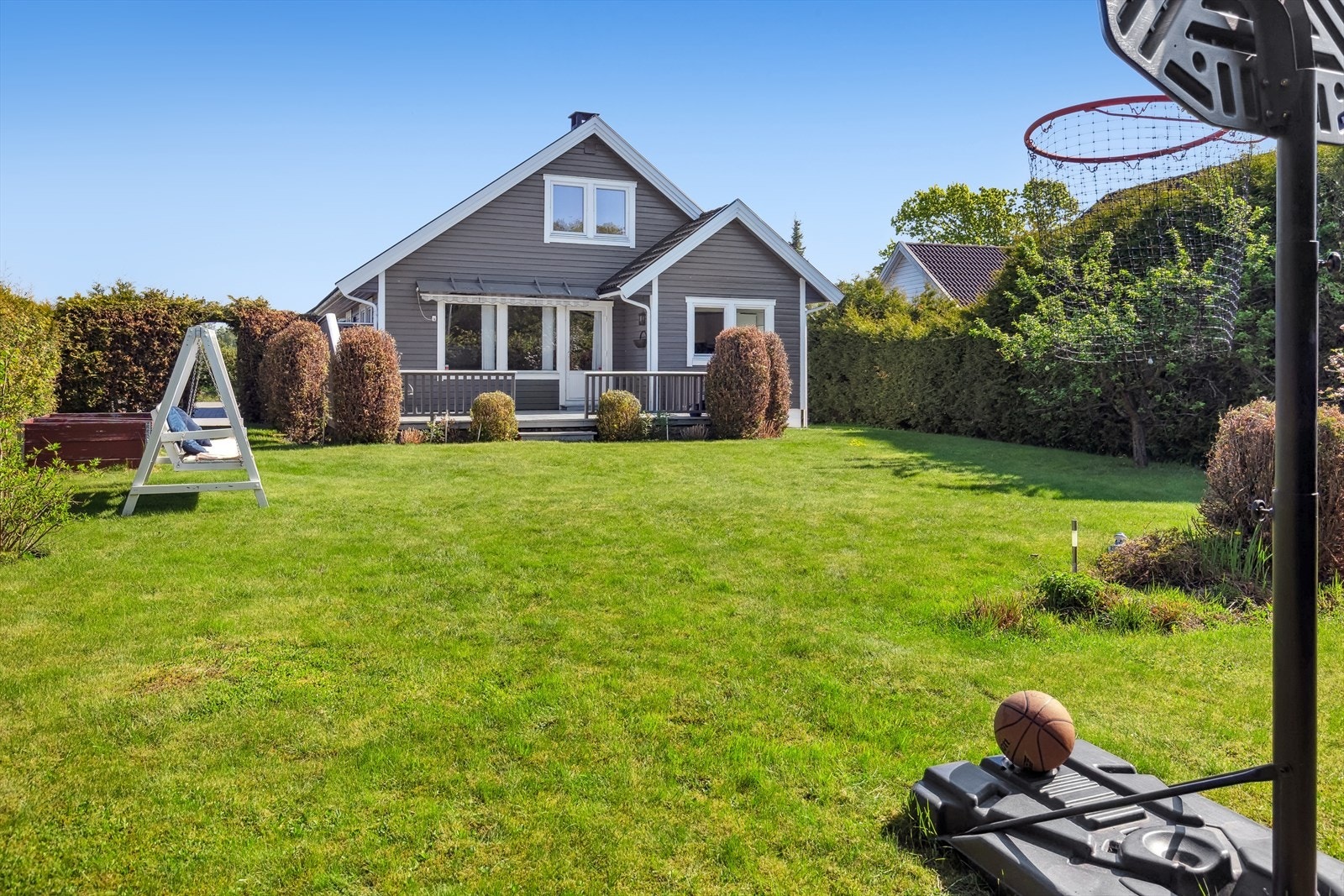 Stor flat, og innholdsrik hagetomt. Galleribilde