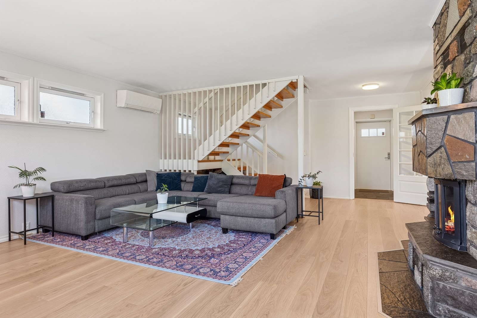 Romslig stue, med nytt gulv. Galleribilde