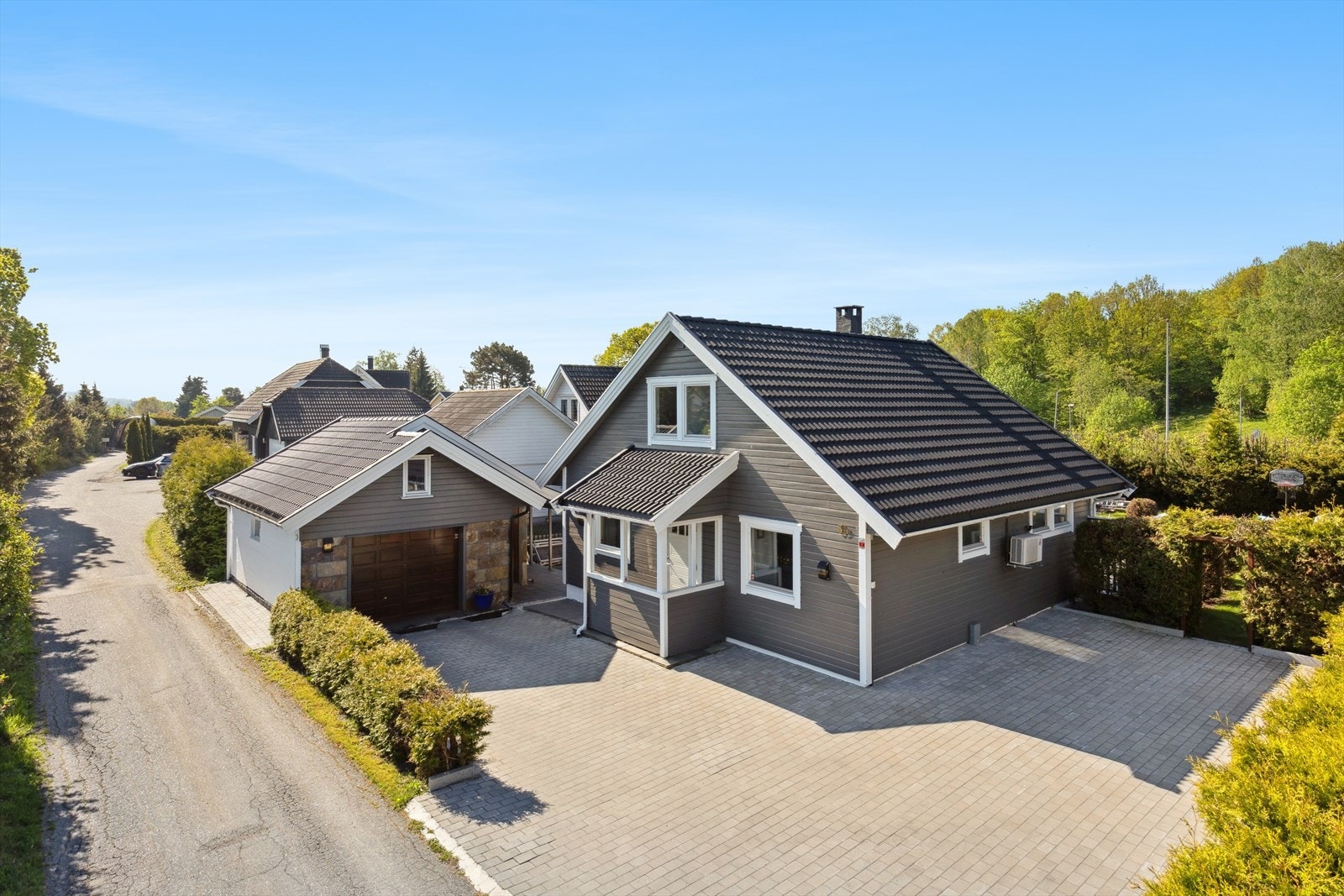 Stor gårdsplass, med belegningsstein. Galleribilde