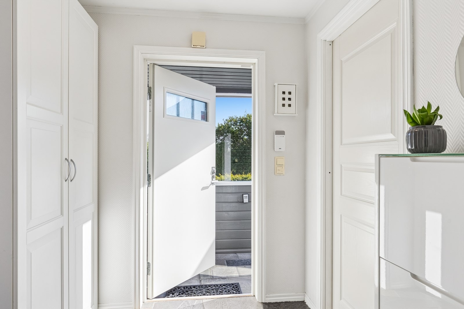 Velkommen inn! Bad/vaskerom til høyre. Galleribilde