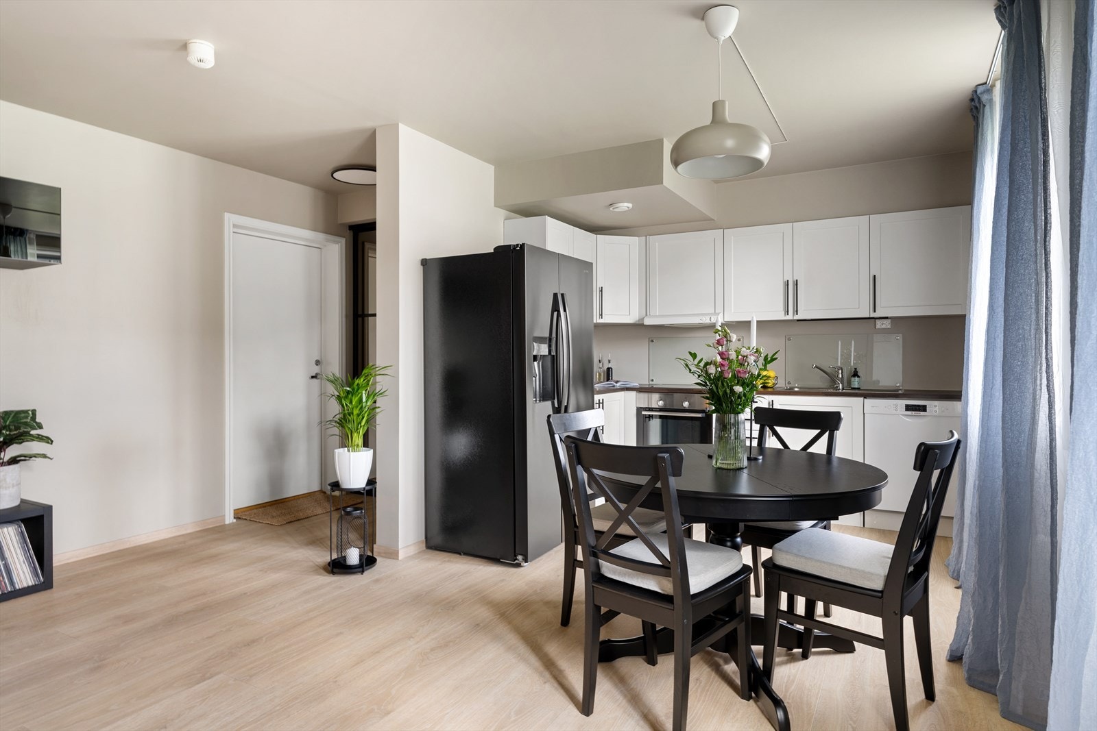 Leiligheten fremstår gjennomgående moderne med lekre material- og fargevalg. Galleribilde