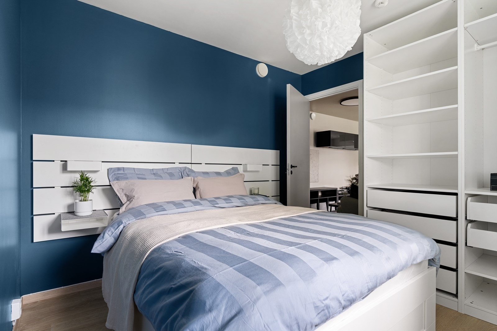 Romslig hovedsoverom på ca. 10kvm med lekre fargevalg. Galleribilde