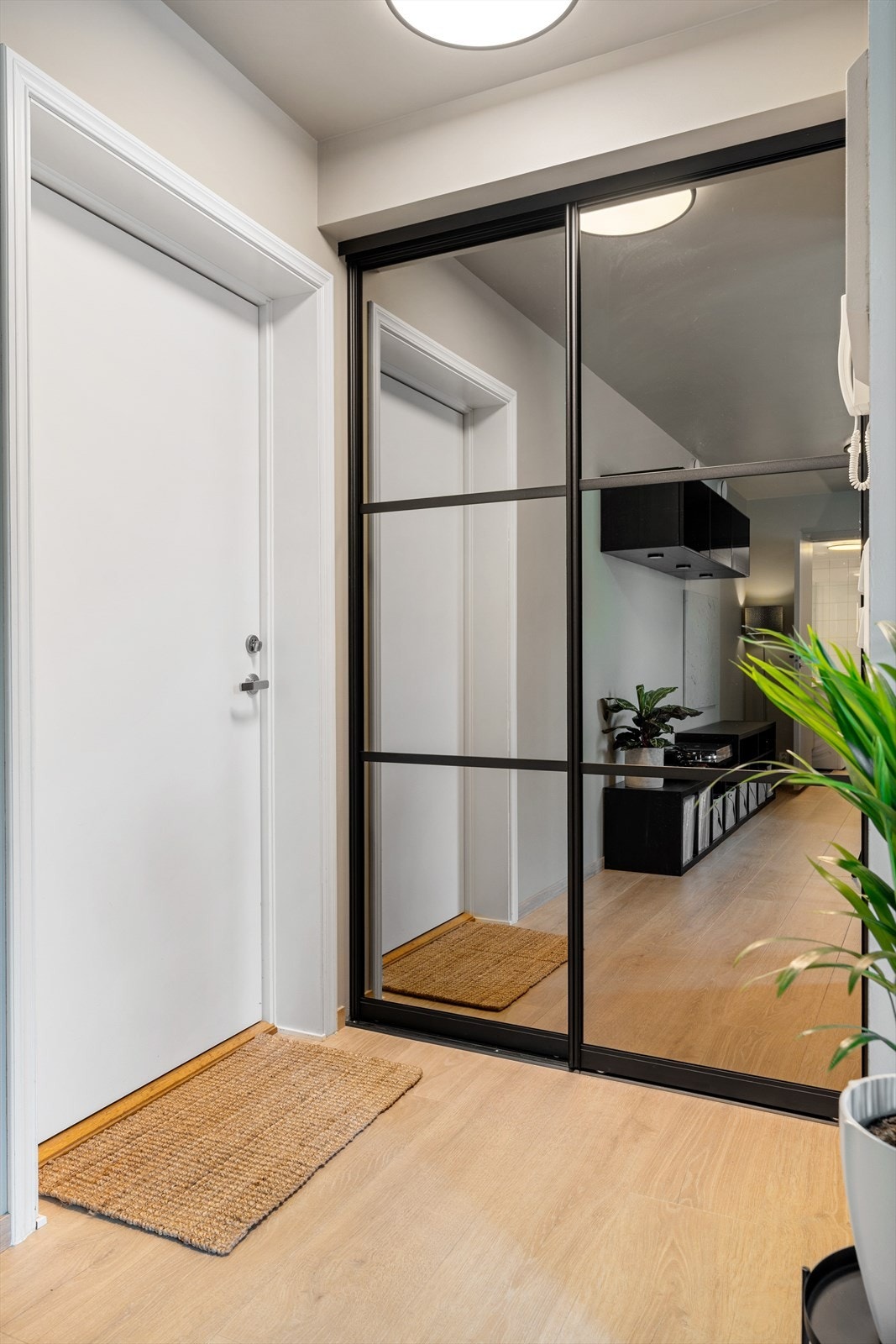 Entre / gang med praktisk skyvedørsgarderobe i speil. Galleribilde