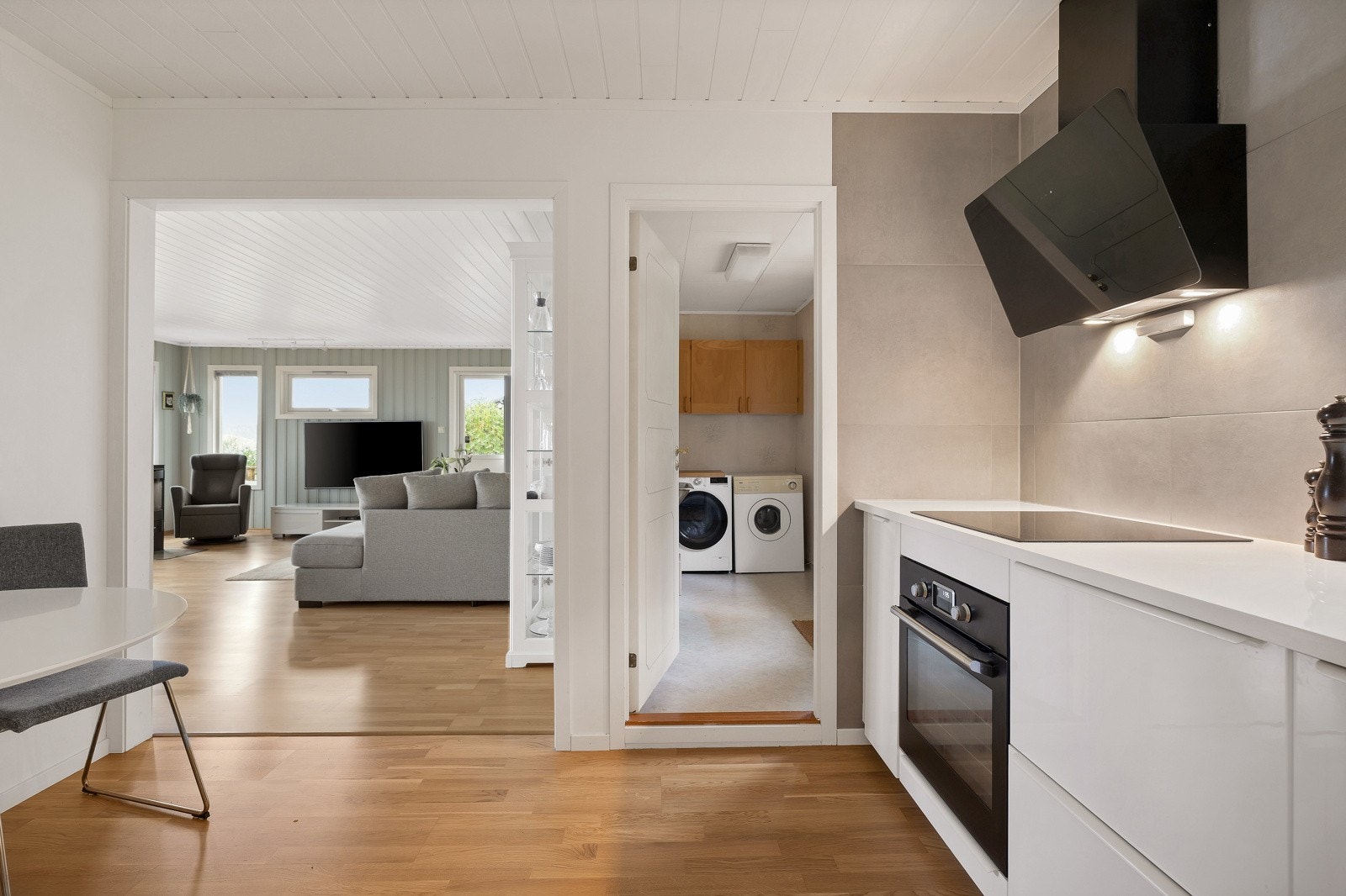 Kjøkkenet er nylig oppgradert og av fin størrelse. Fra kjøkkenet er det adkomst til vaskerommet som også har utgang til platting på baksiden av huset Galleribilde