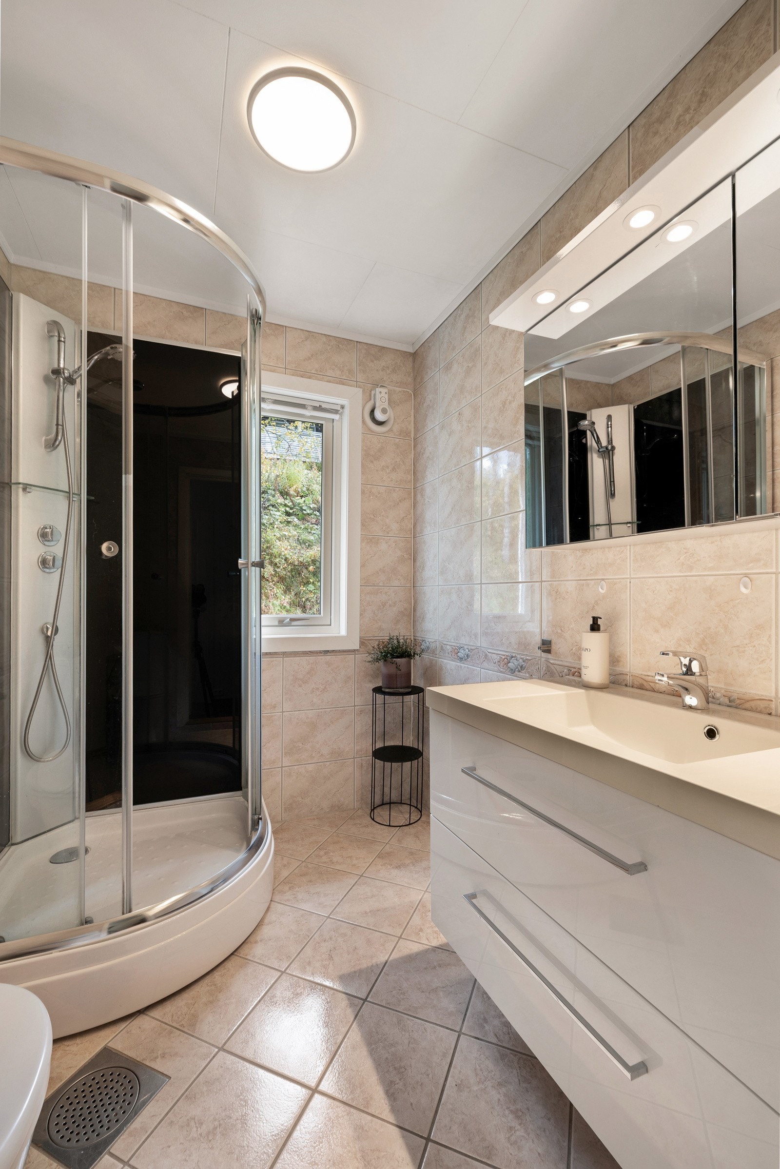 Badet er flislagt på gulv og vegger Galleribilde