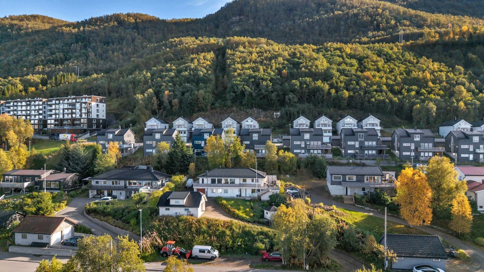 På eiendommen har du hovedhus, stor dobbeltgarasje med isolert loft og grillstue Galleribilde