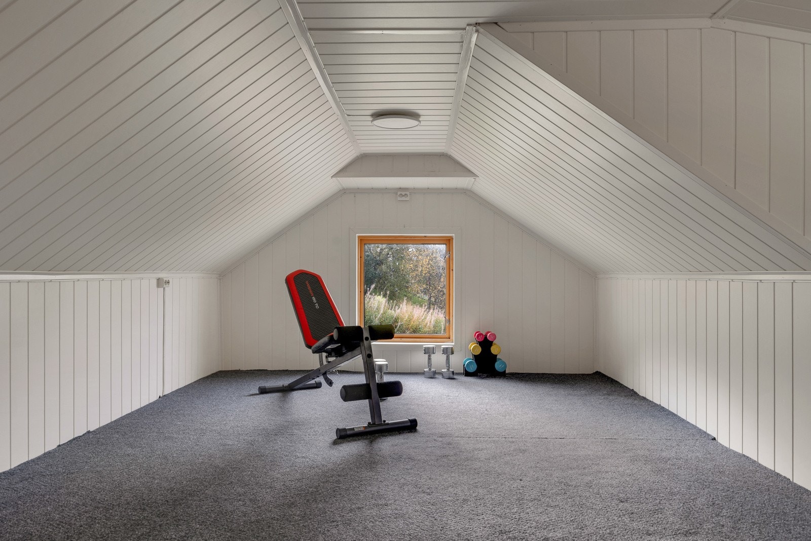 På loftet i garasjen finner du et stort isolert rom som har mange bruksområder Galleribilde
