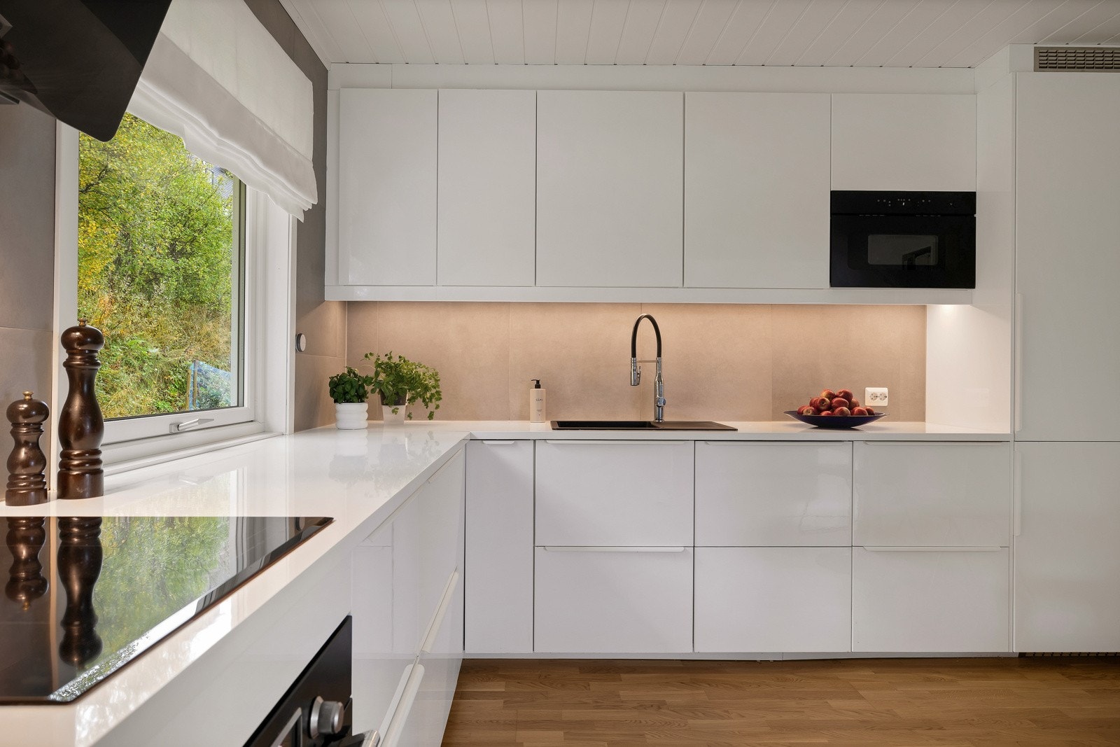 Moderne hvit innredning. Integrerte hvitevarer og rikelig med skap- og benkeplass Galleribilde