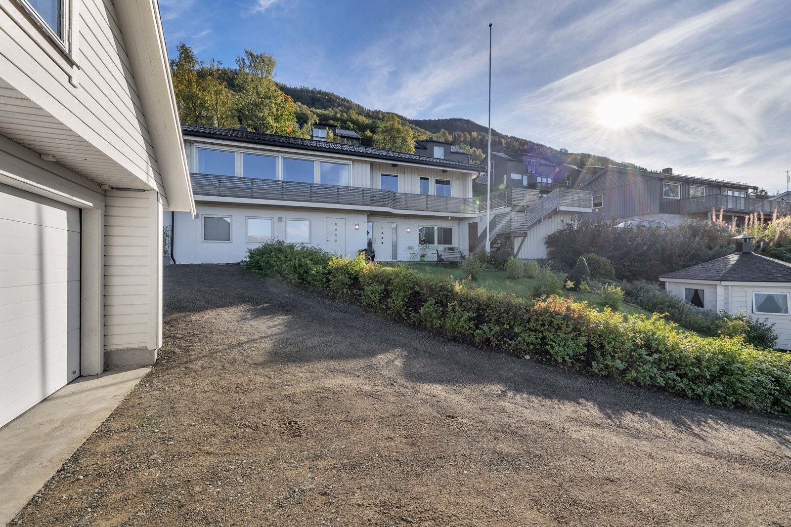 I garasjen er det plass til 2 biler og har stor enkel fjernstyrt port. Garasjen er også utstyrt med varmepumpe Galleribilde