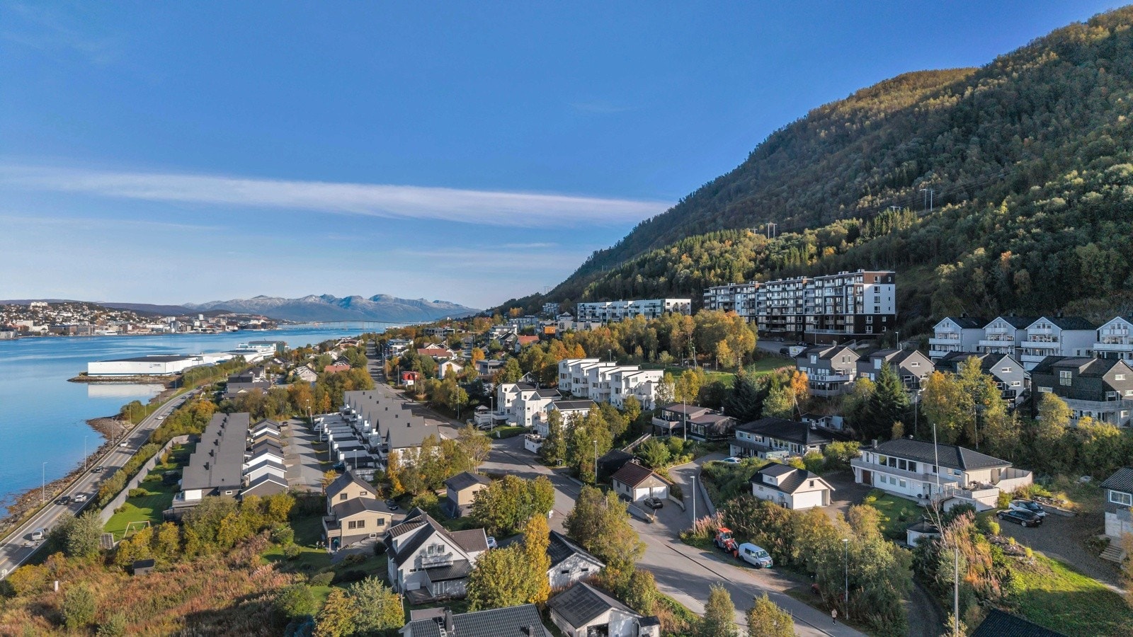 Solstrandvegen 252 er en flott eiendom! Tomten er nesten på 1,3 mål Galleribilde