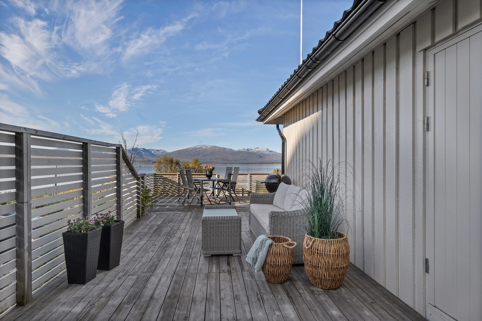 I denne verandakroken kan du sitte ute på kladere dager og fremedles ha det varmt i sola da den er i le for vær- og vind Galleribilde