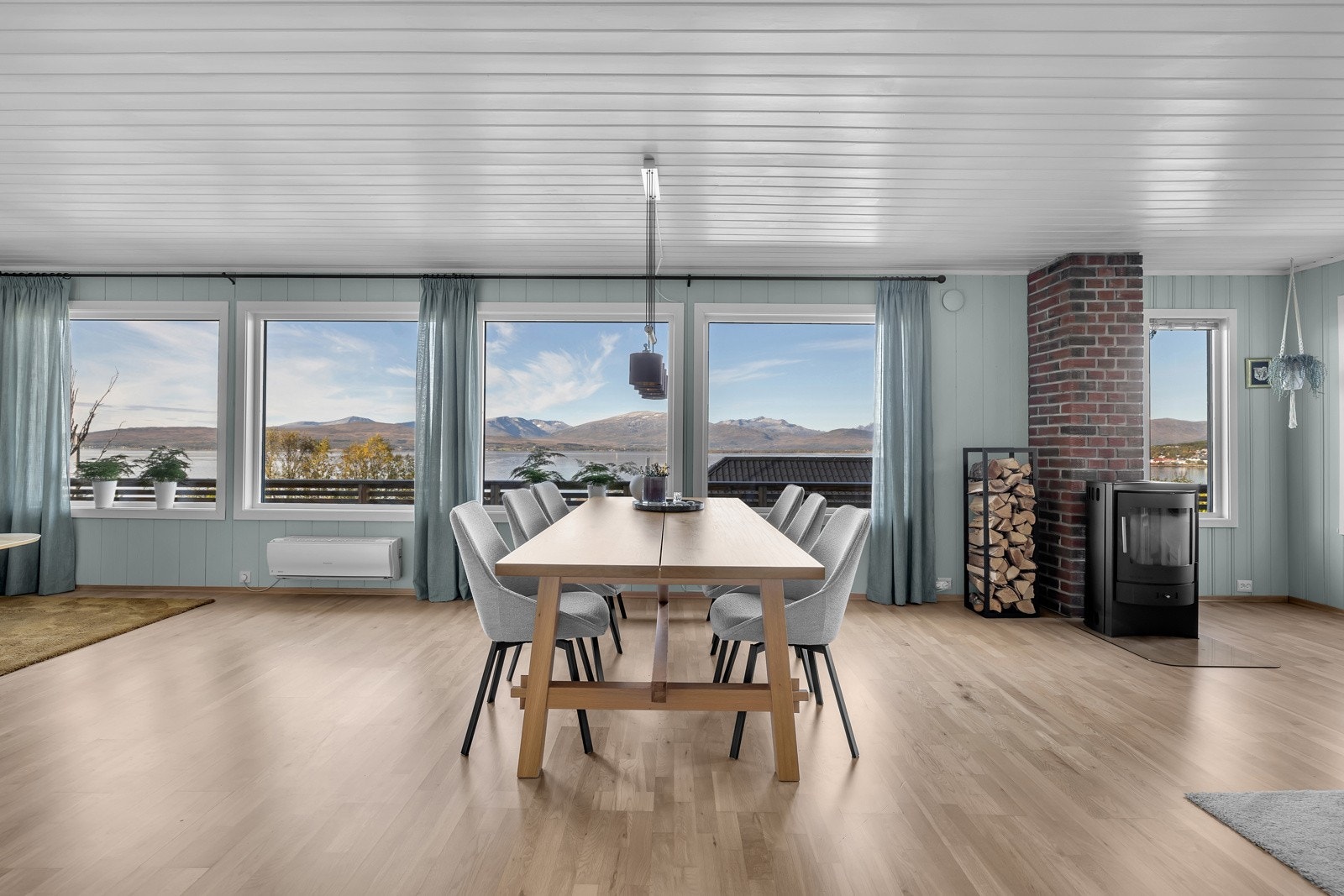 Stuen er av såpass størrelse at du fint får plass til dagligstue, spisestue og sittegrupper Galleribilde