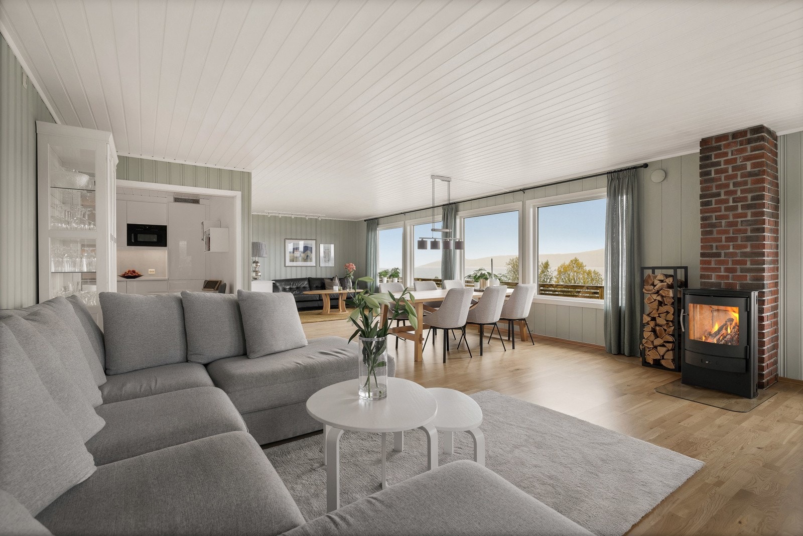 Dagligstua er tilbaketrukket i tilknytning vedfyring og kjøkken Galleribilde