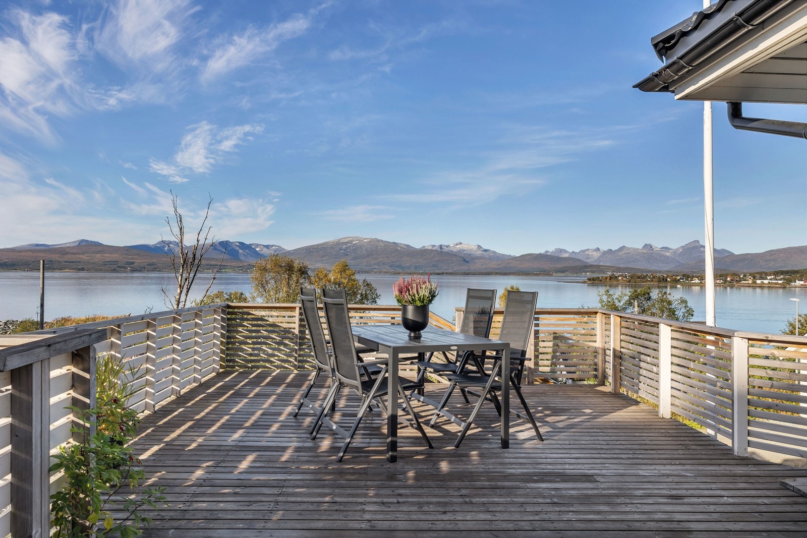 Solstrandvegen 252 byr på rikelig med solrikt uteareal og du har totalt verandaareal på 82m2 Galleribilde