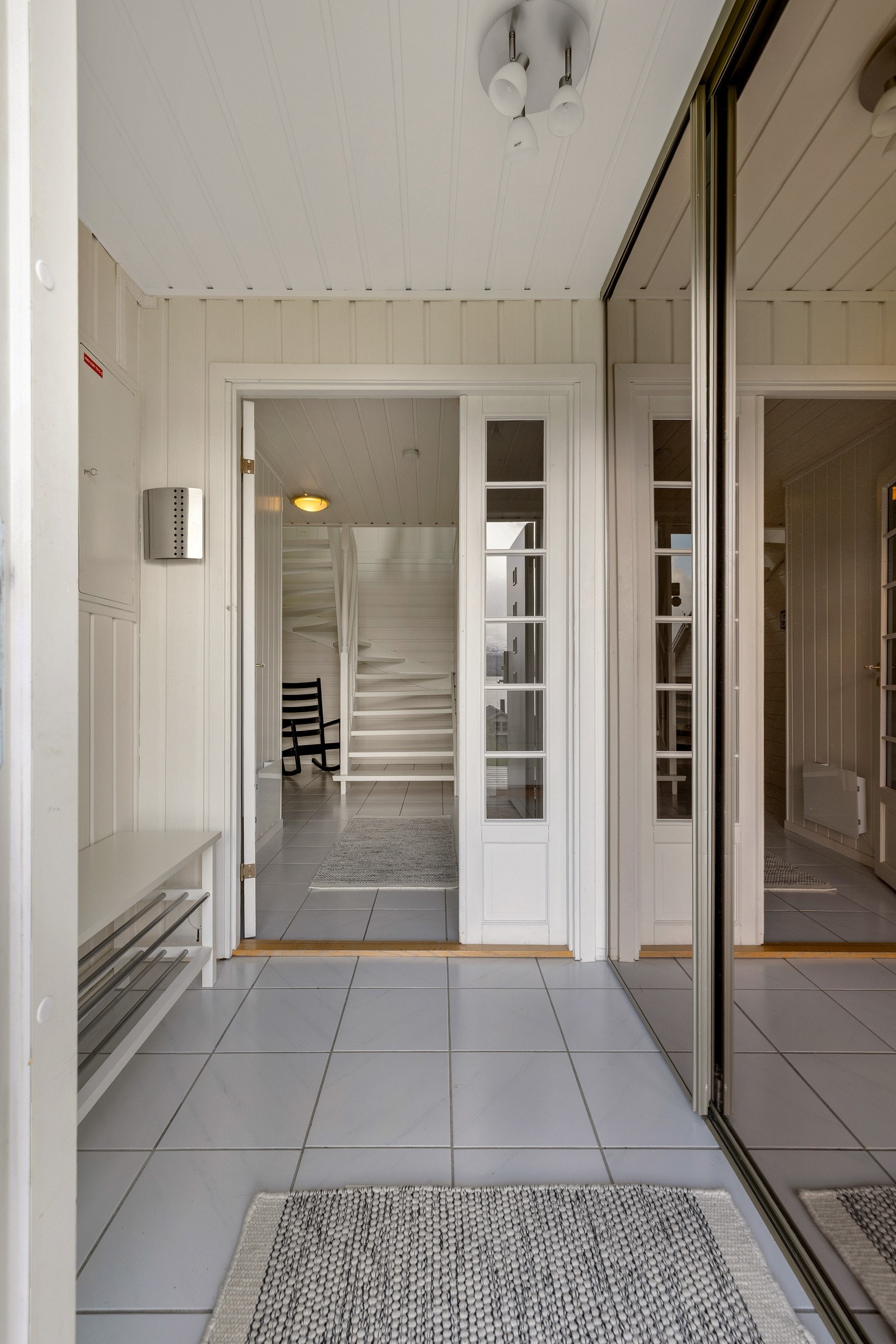 Velkommen inn! Det første som møter deg er dette lyse inngangspartiet hvor det også er skyvedørsgarderobe Galleribilde