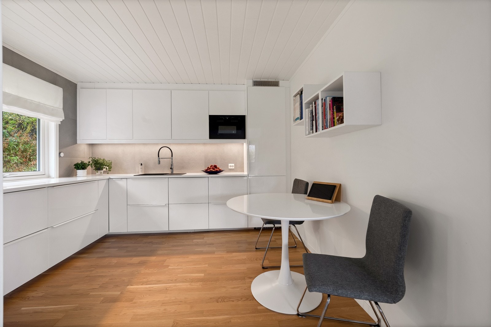 Kjøkkenet er så stort at du fint får plass til spisebord Galleribilde