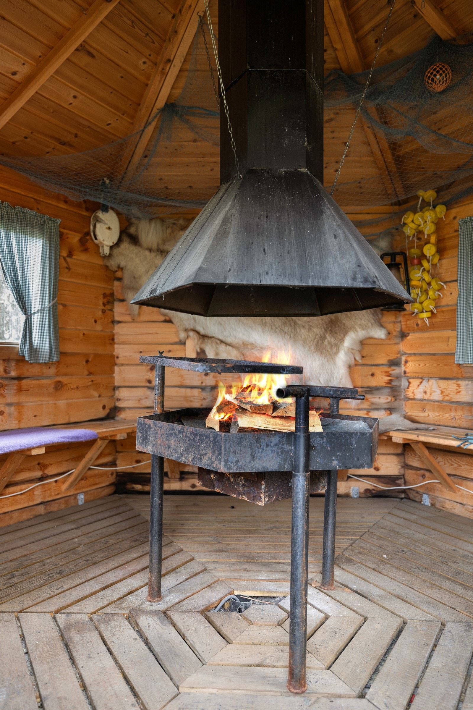 En av de beste fasilitetene ved Solstrandvegen 252 er nok denne utrolig hyggelige grillstua Galleribilde