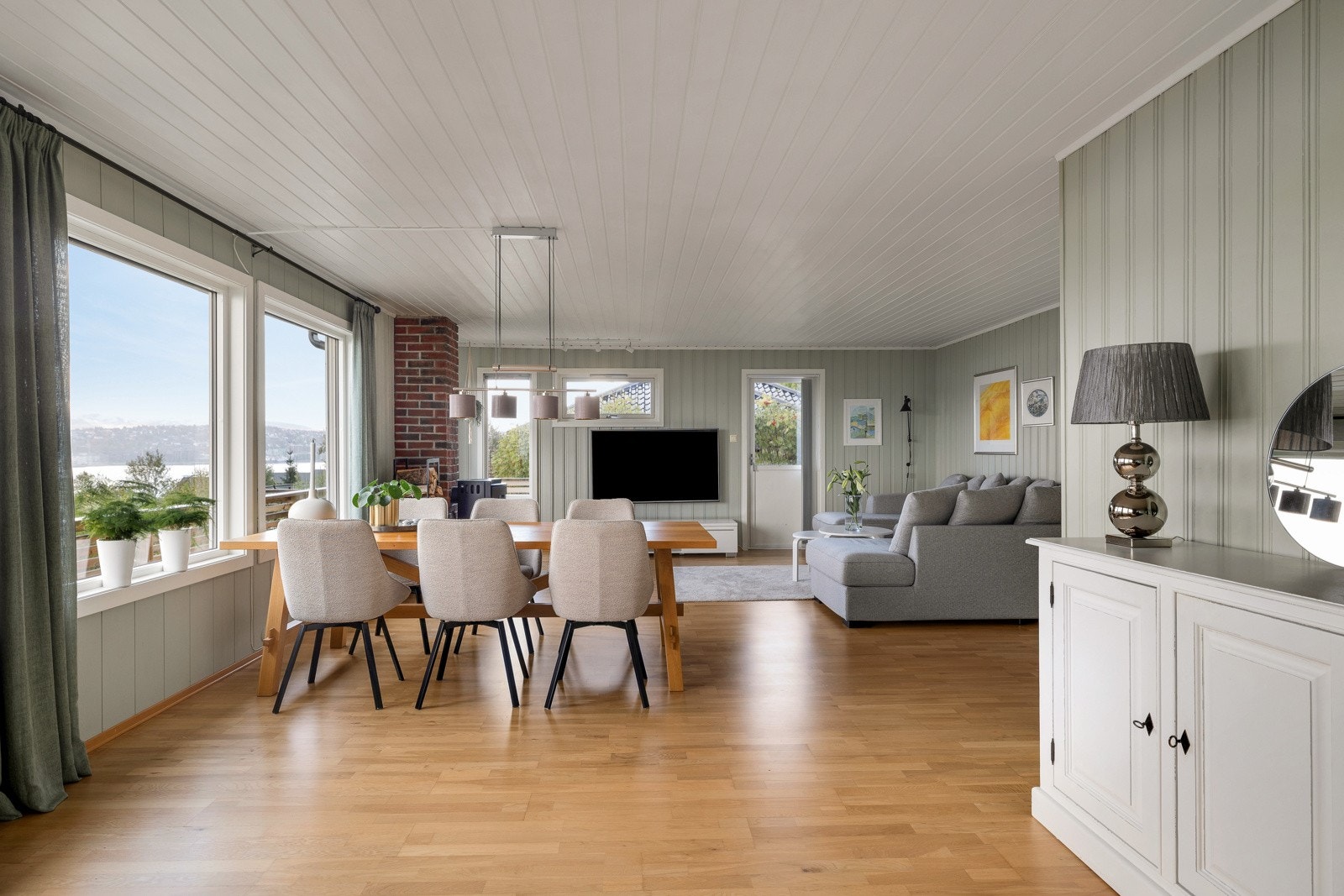 2. etasje er dedikert til stue, spisestue, kjøkken, vaskerom, 3 soverom og bad Galleribilde