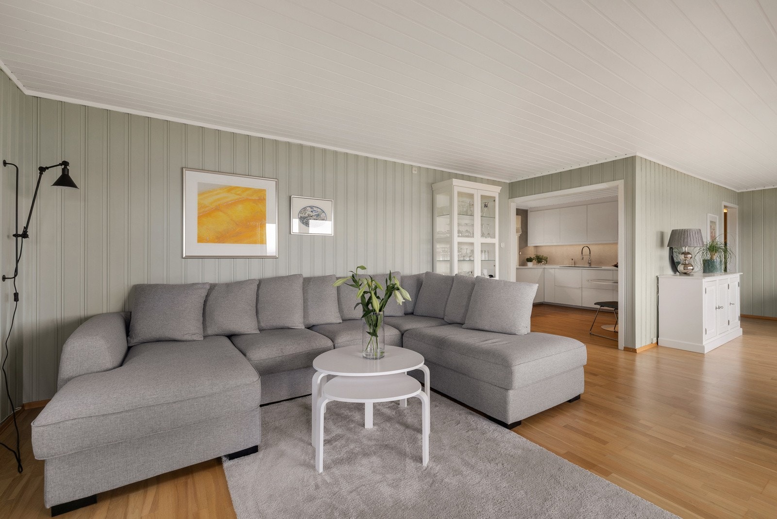 Adkomst til kjøkkenet er fra dagligstua Galleribilde