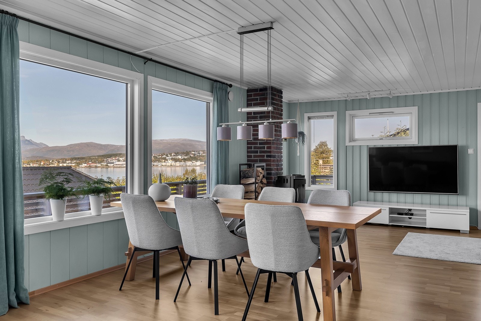 Stua er åpen og luftig. Store vindusflater mot vest som gir fantastisk utsikt og fint lyssinnslipp Galleribilde