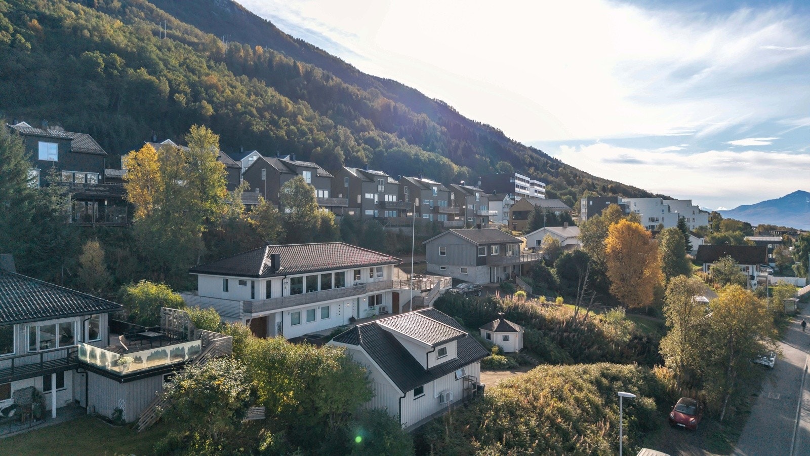 Solstrandvegen har som nevnt en svært romslig tomt. Her er det god med uteareal i tillegg til stor og isolert dobbeltgarasje og svært koselig grillhytte Galleribilde