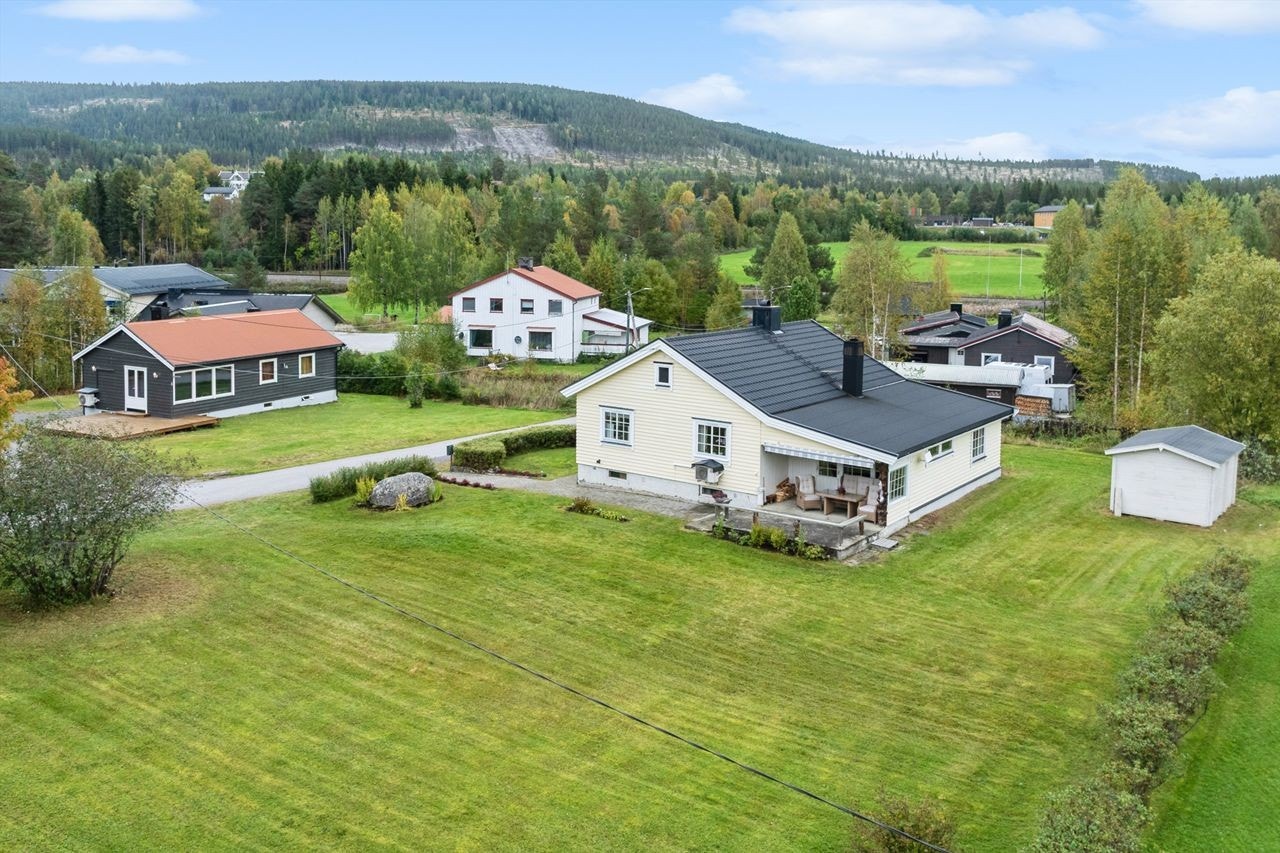 Eiendommen ligger fint til i et etablert og rolig nabolag på Koppang. Galleribilde