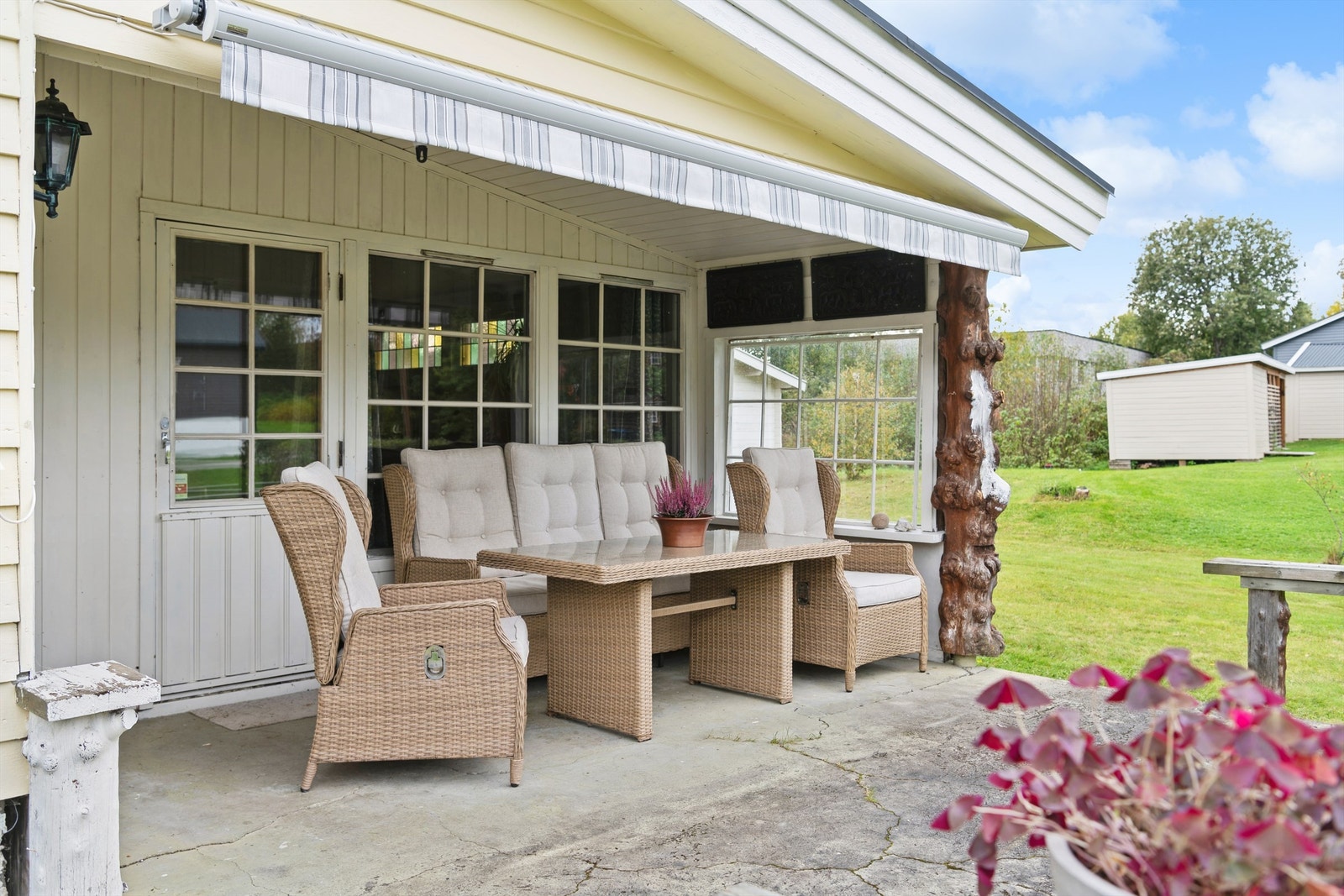 Fra stuen er det utgang til en delvis overbygget uteplass Galleribilde