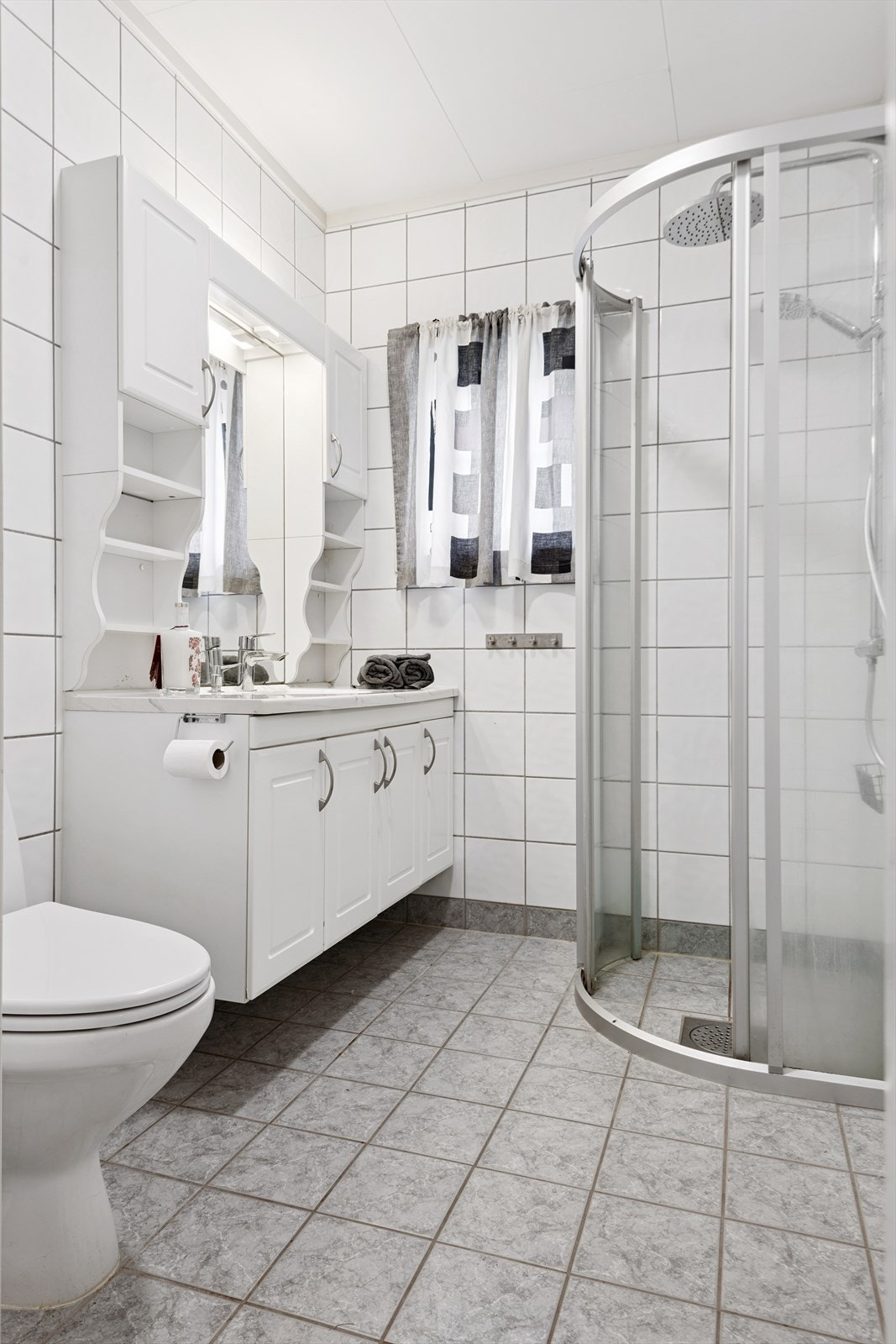 Flislagt bad med elektriske varmekabler i gulvet for ekstra komfort. Galleribilde