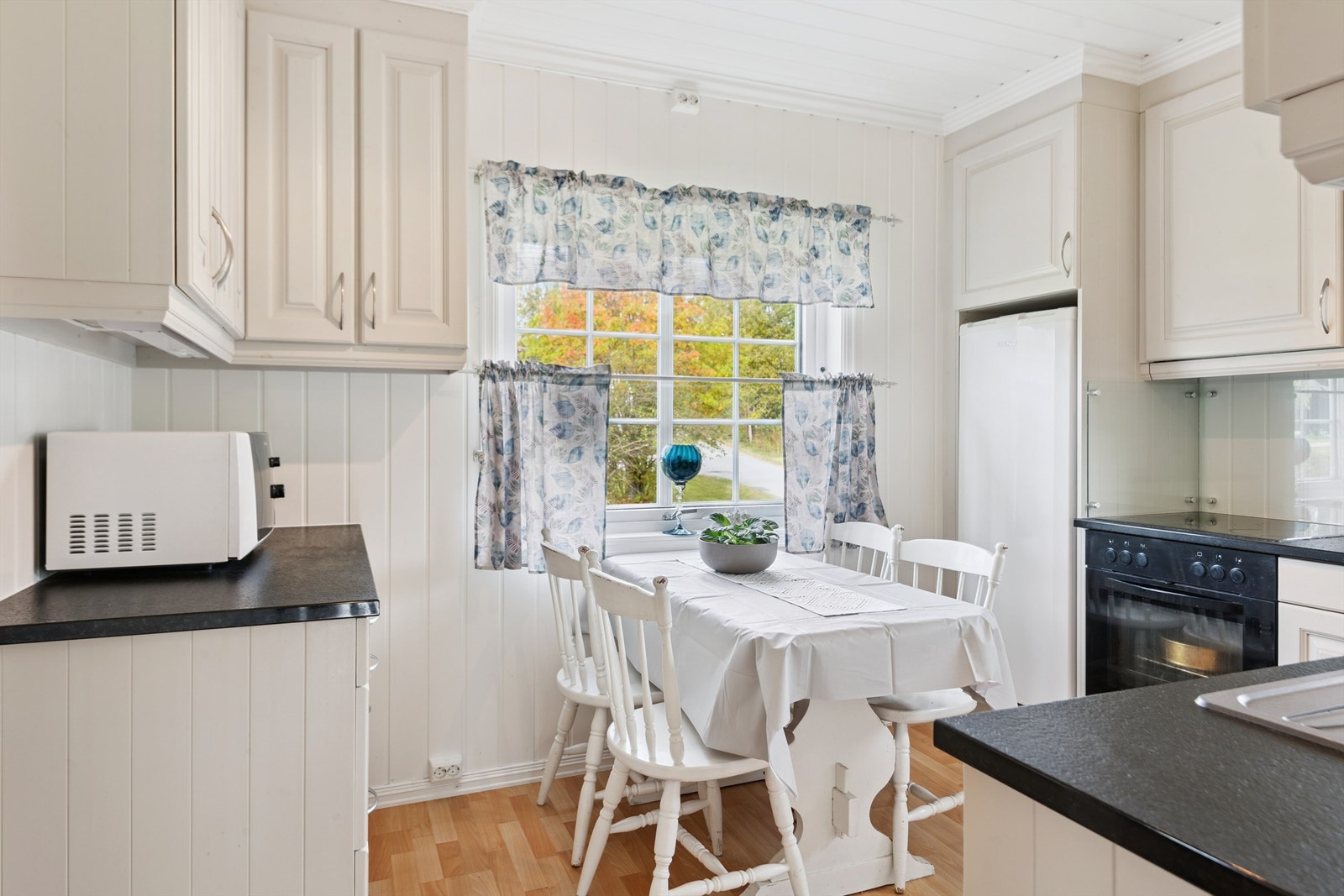 Ved vinduet er det en hyggelig spiseplass for hverdagens måltider. Galleribilde