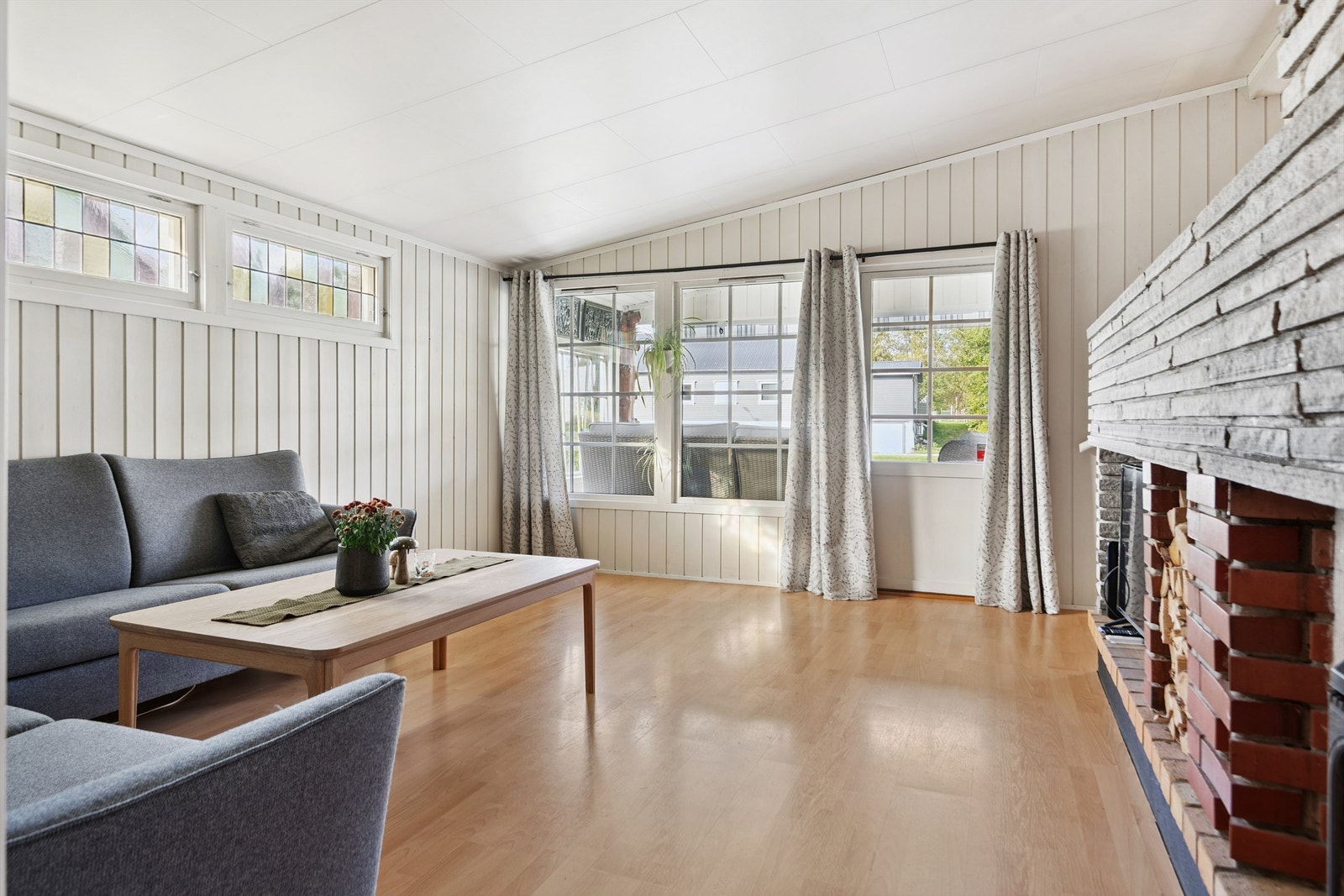 Rommet har store vindusflater og utgang til terrassen. Galleribilde