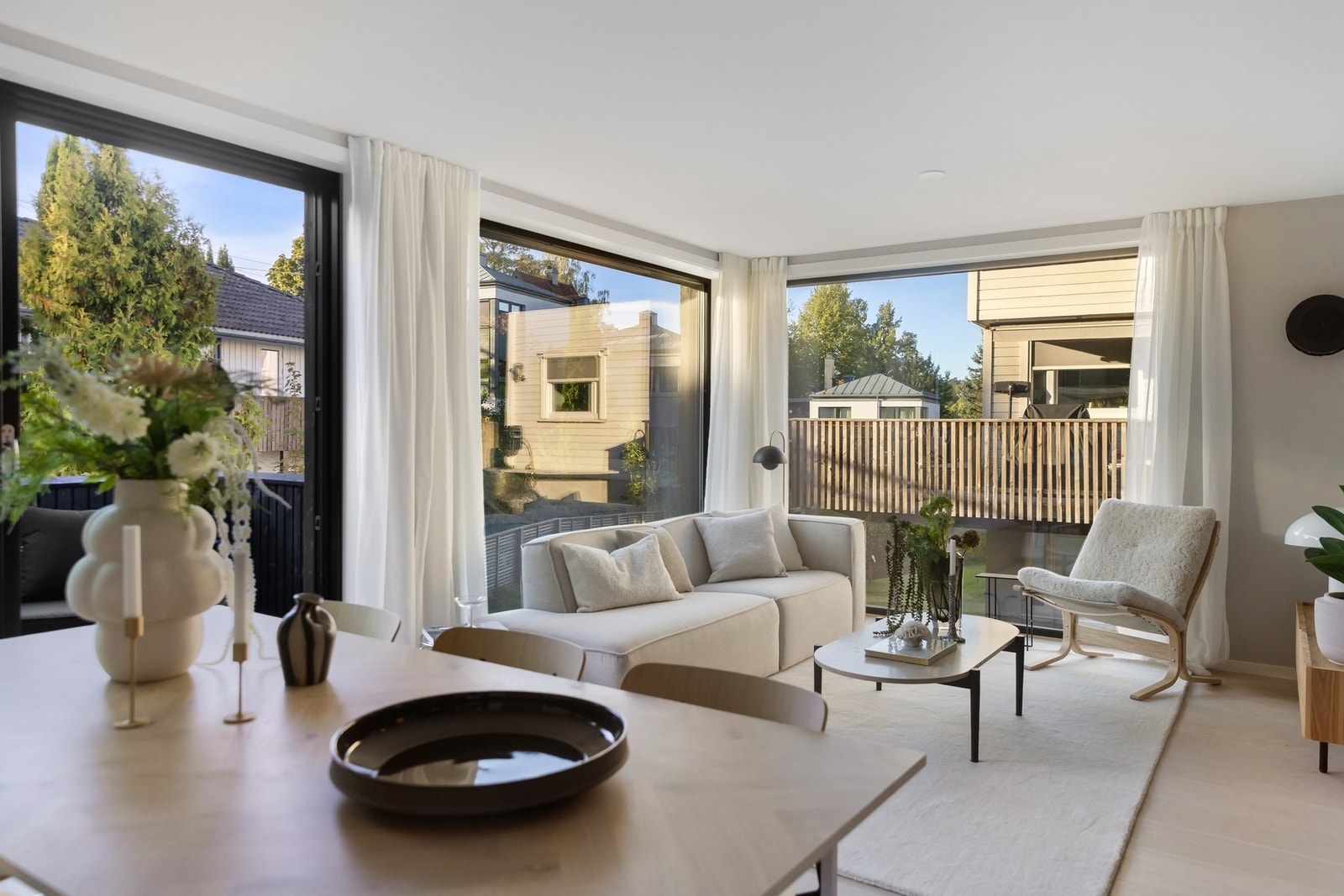 I boligens 1. etasje finner du en lys og luftig stue. Galleribilde