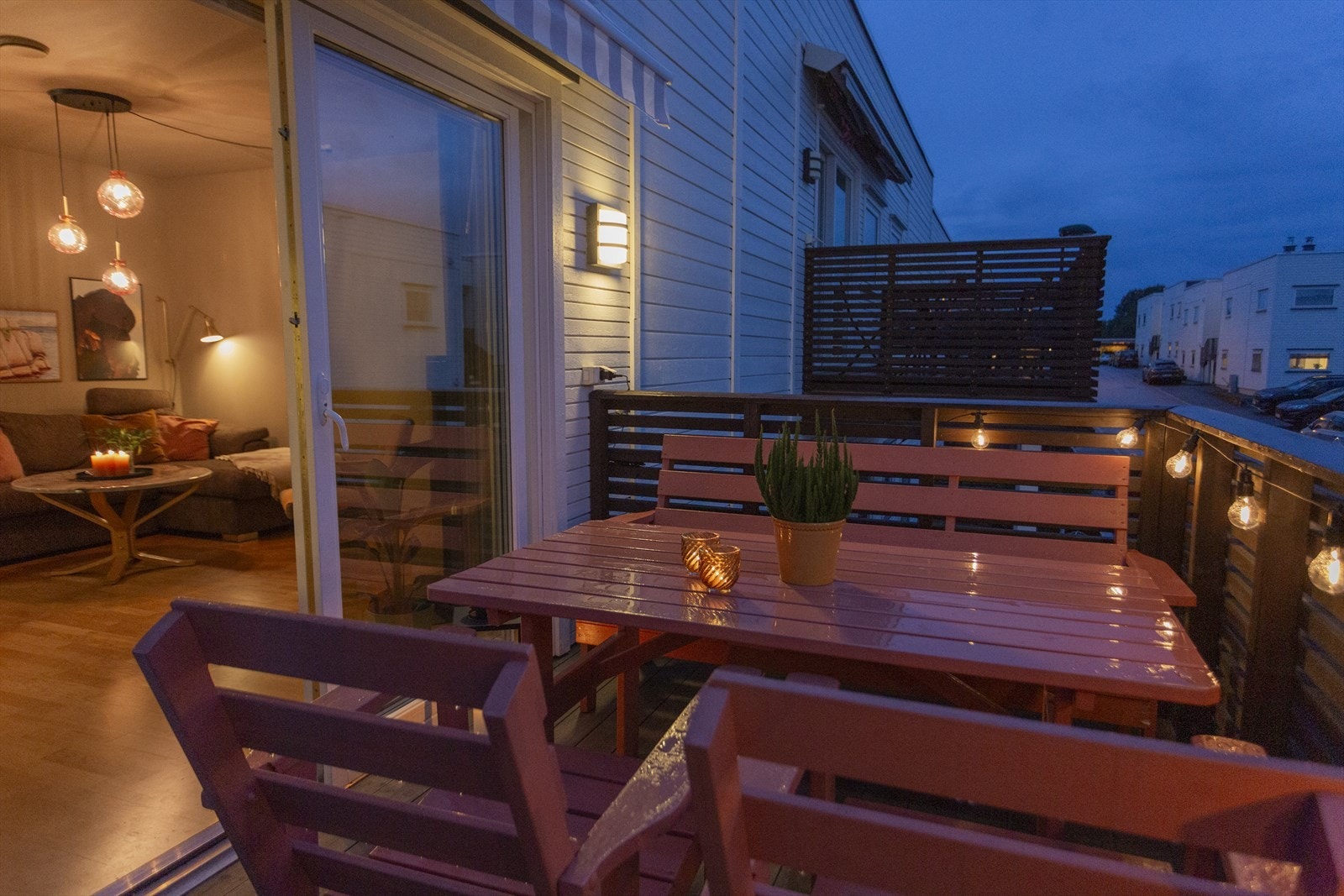 Balkongen vender mot sør, noe som gir gode solforhold på dagtid. Galleribilde