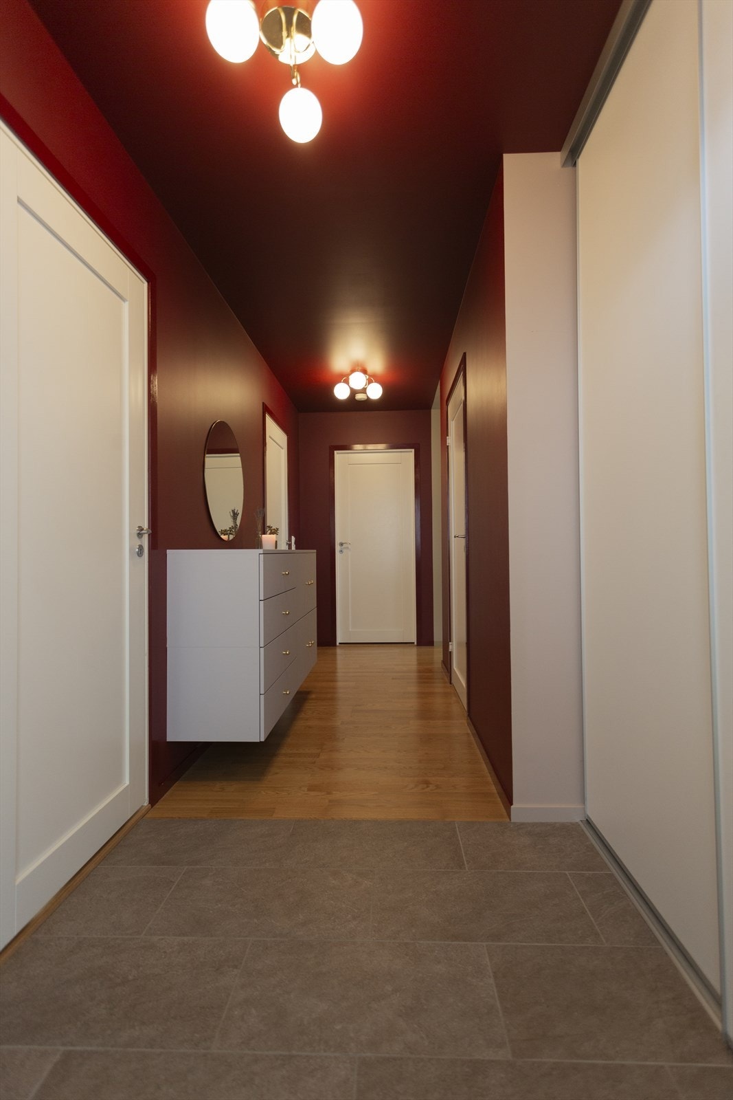 I gangen er det en praktisk skyvedørsgarderobe og det er adkomst til innvendig bod/teknisk rom. Galleribilde