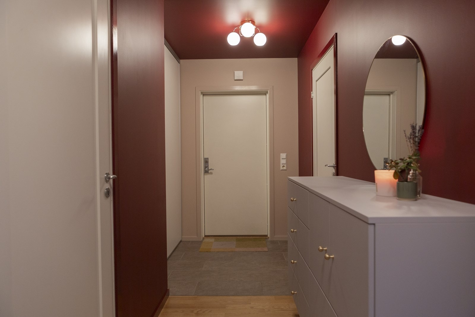 Leiligheten har en hyggelig gang med flislagt gulv i yttre del. Galleribilde