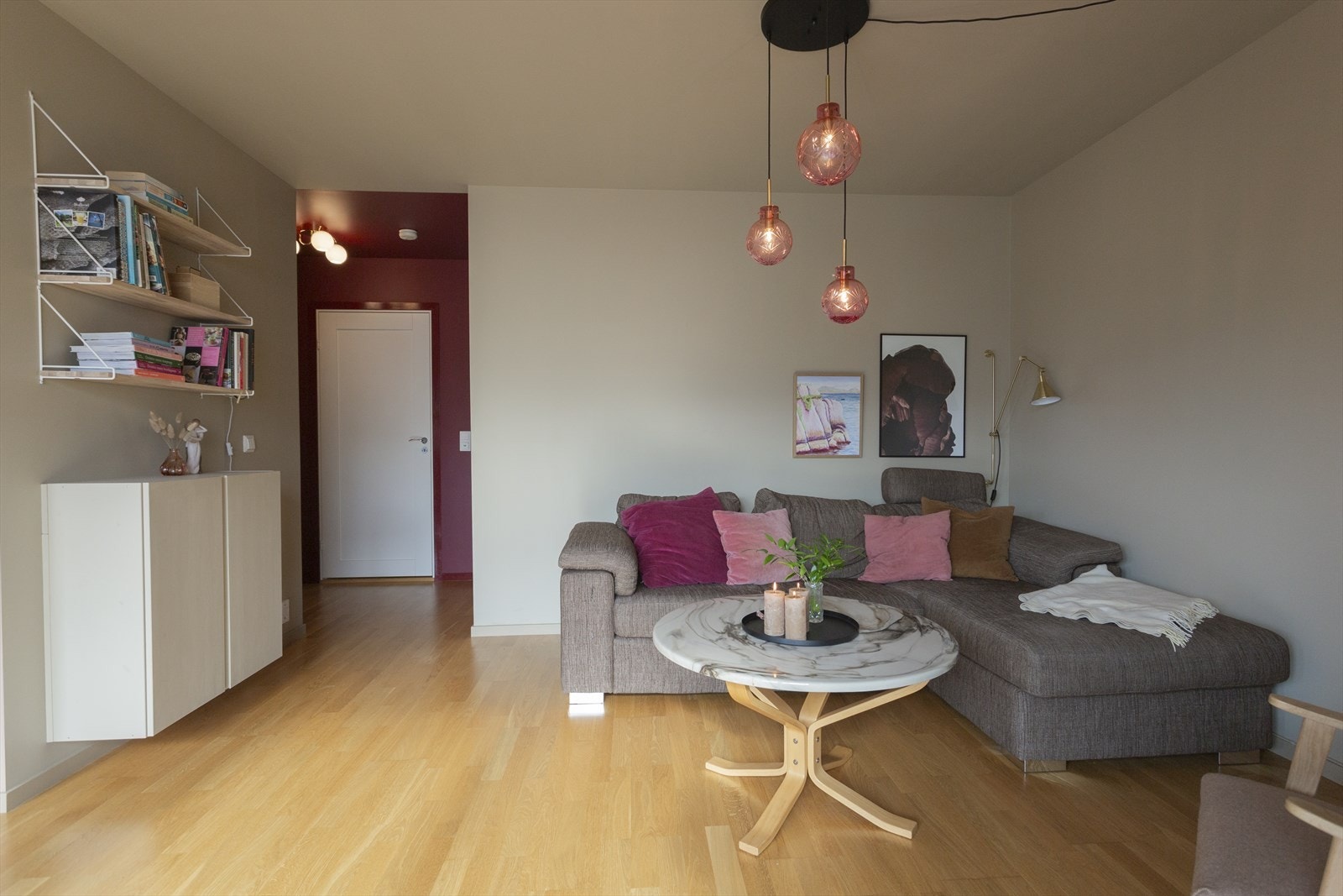 Videre kommer du inn i en lys stue hvor tak og vegger er malt i samme farge. På gulvet er det parkett. Galleribilde