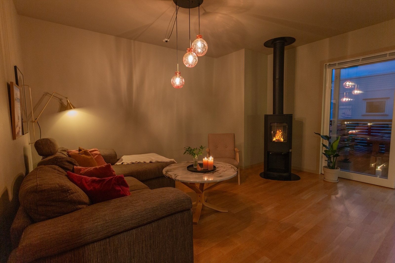 Kveldstemning i stua. Galleribilde