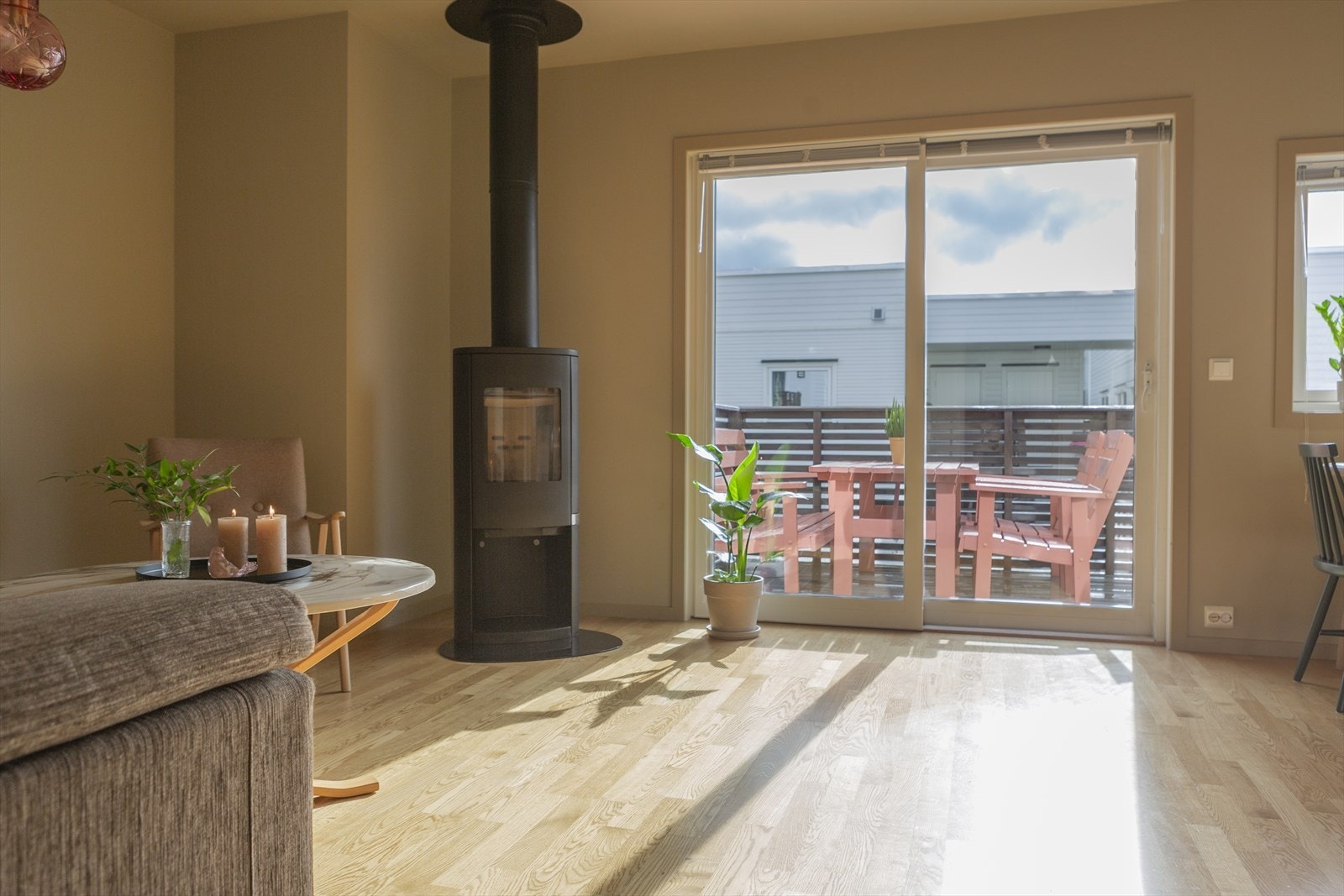 Den store skyvedøren gir godt med naturlig lysinnslipp til rommet. Galleribilde