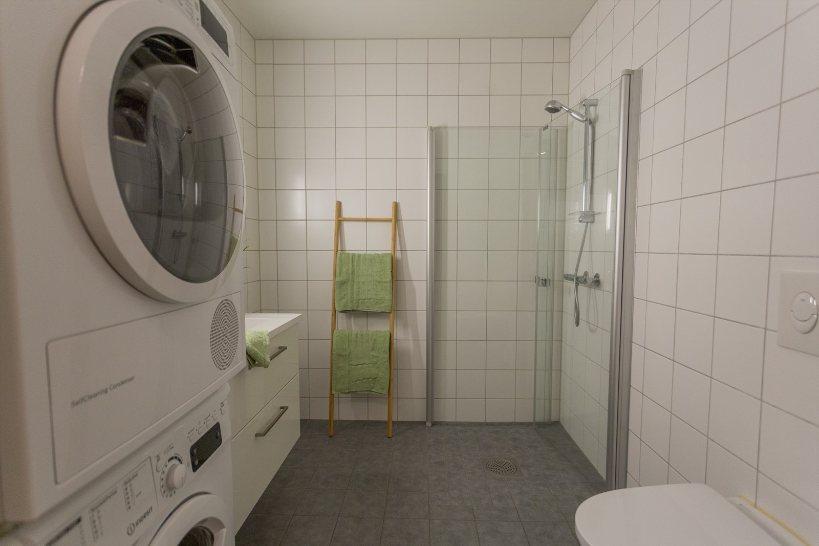 Flislagt bad med elektrisk gulvvarme. Galleribilde