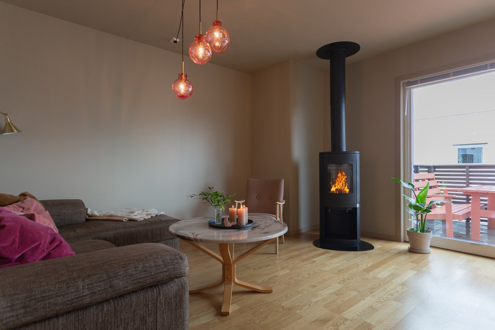 I stua er det en hyggelig peisovn som gir meget god varme på kalde dager. Galleribilde