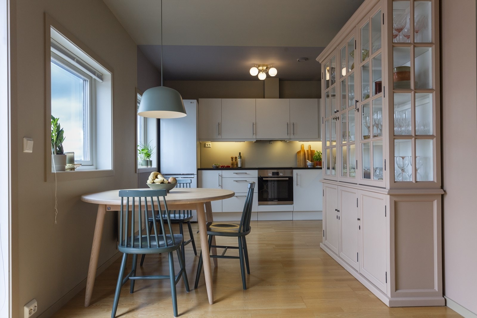 Her får en en fin og praktisk 3-roms leilighet i byggets 2. etasje. Galleribilde