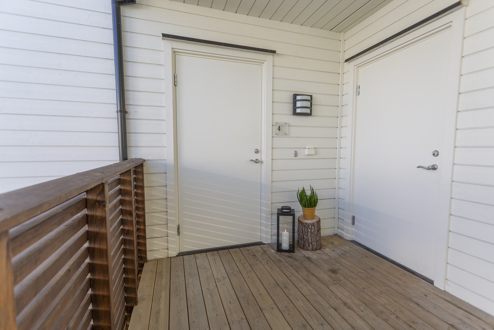 Overbygd inngangsparti med adkomst til utvendig bod på ca. 5 m². Galleribilde