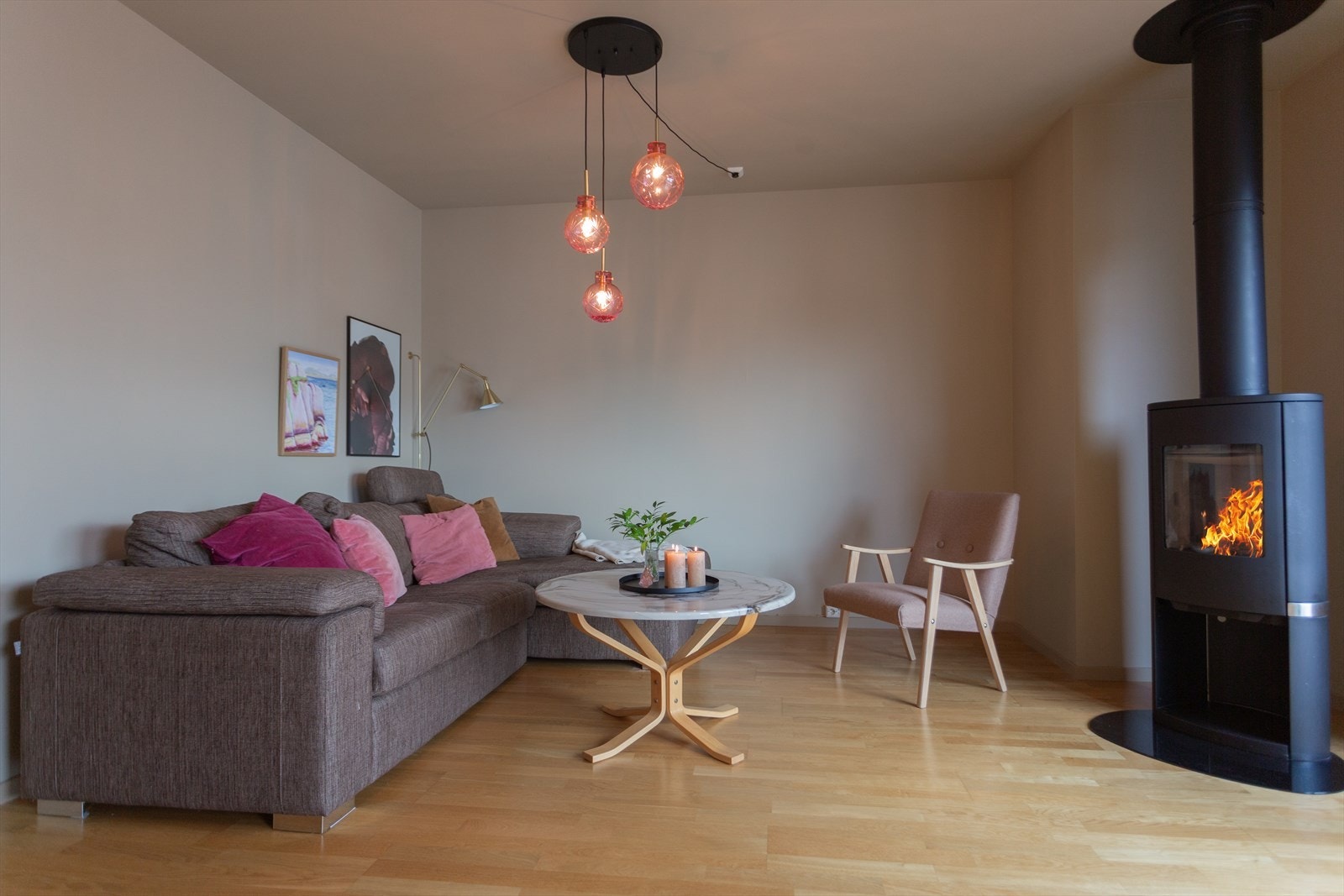 Det er plass til en god sofagruppe med tilhørende sofabord i stua. Galleribilde