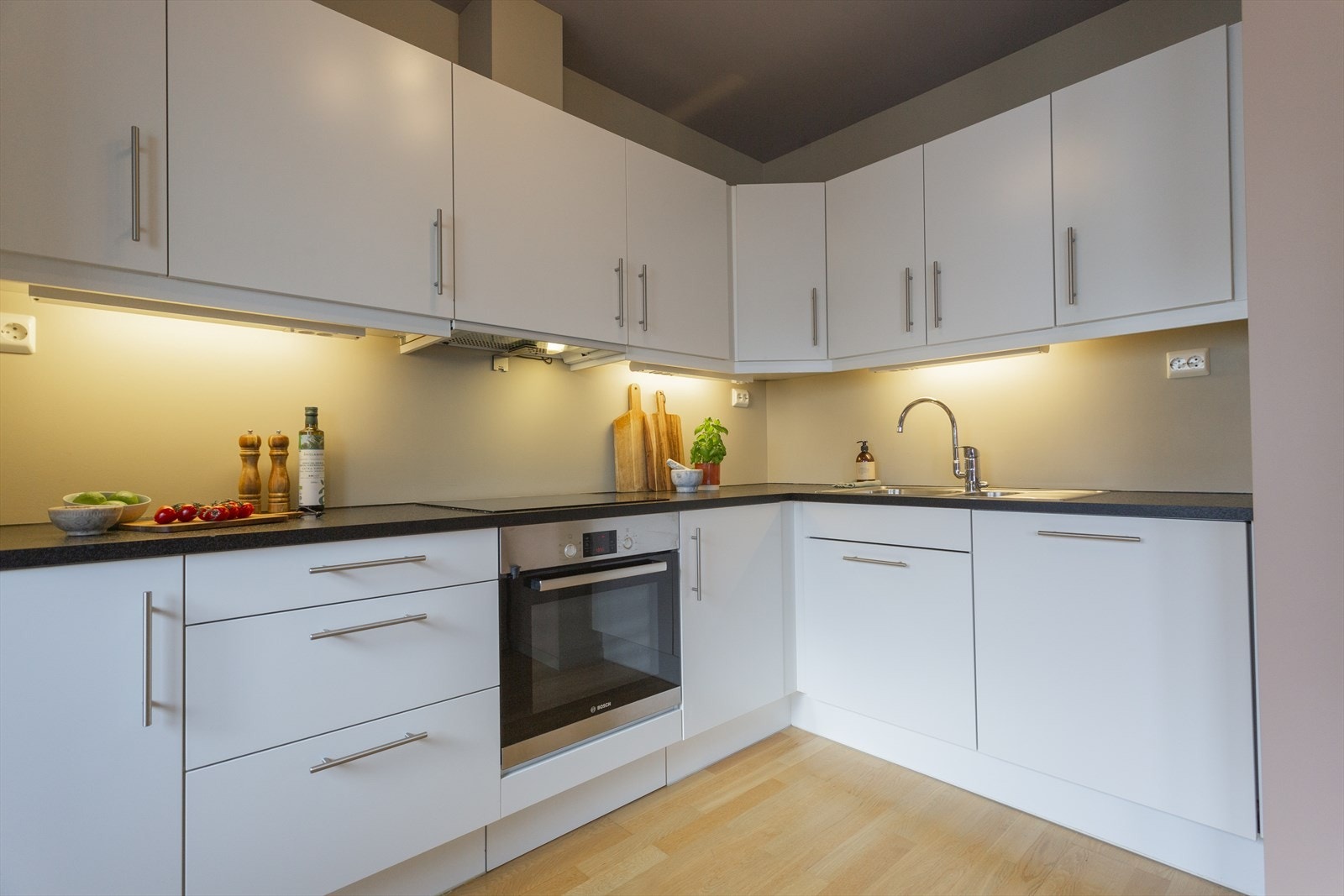 Innredningen består av over- og underskap med hvite, glatte fronter. Galleribilde