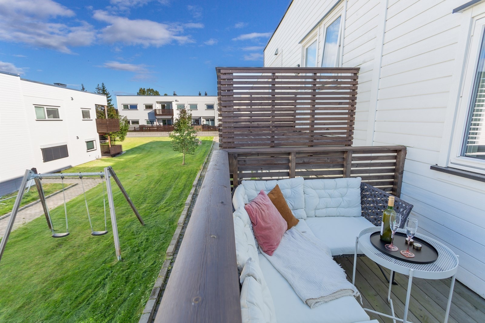 Nedenfor balkongen er det et pent opparbeidet fellesområde med blant annet huskestativ. Galleribilde