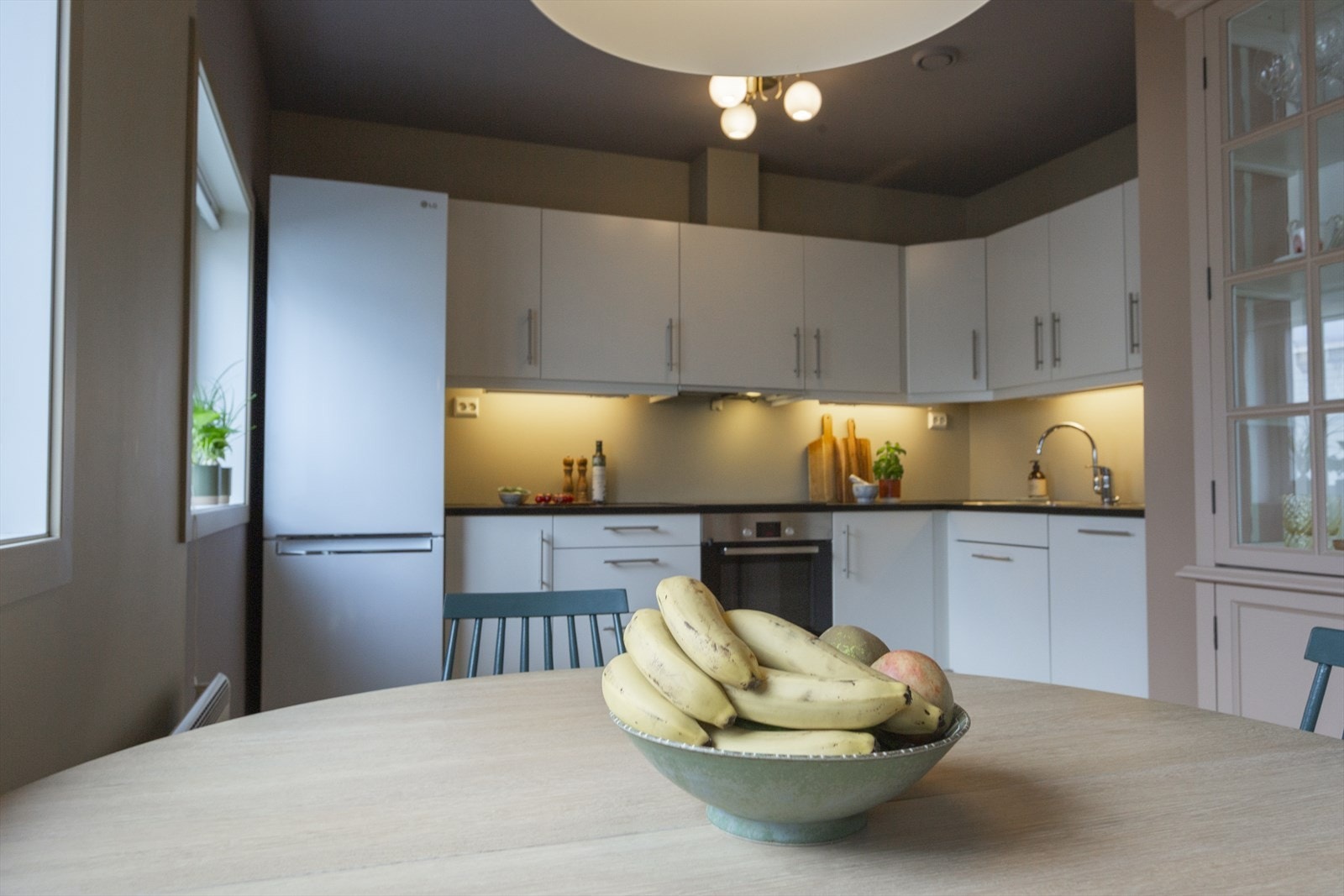 Kjøkkenet har en vinkelløsning med innredning fra HTH. Galleribilde