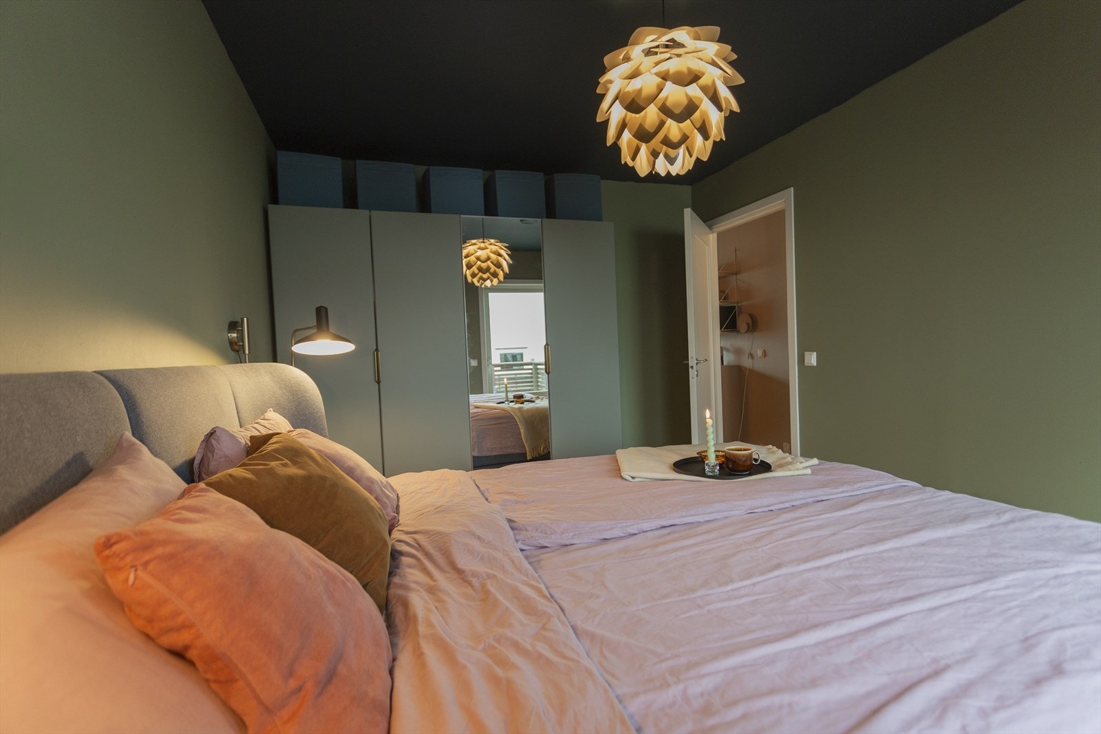 Rommet har god plass til dobbeltseng med tilhørende nattbord. Det er montert garderobeskap. Galleribilde