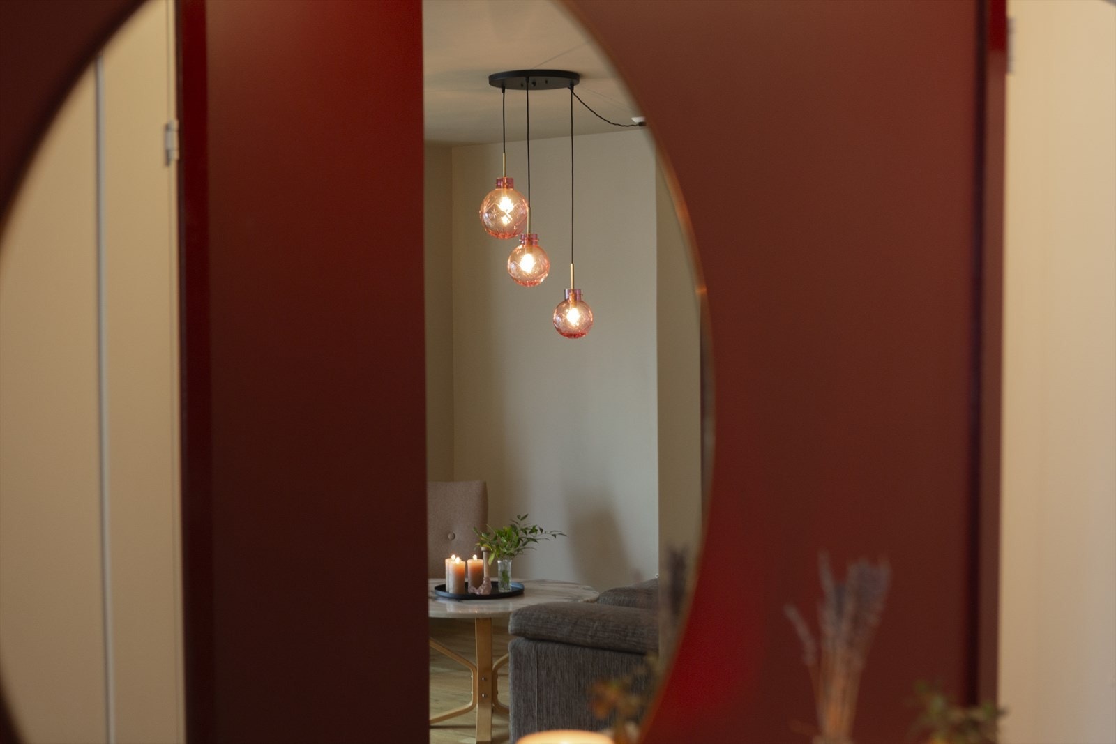 Tak og vegger er malt i en dyp rødtone som gir en lun og varm velkomst. Galleribilde