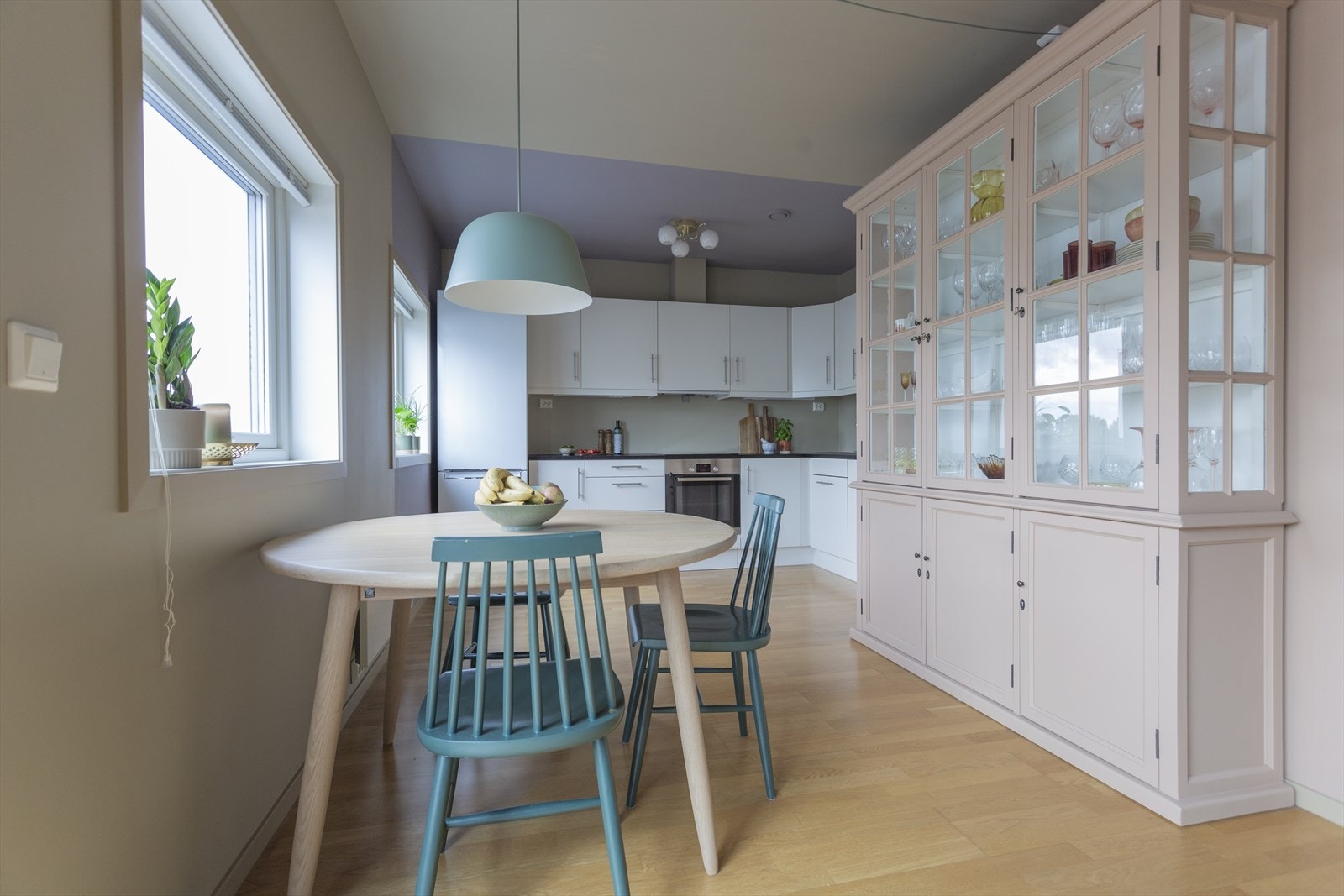 Her er det plass til spisebord og oppbevaringsmøbler. Galleribilde