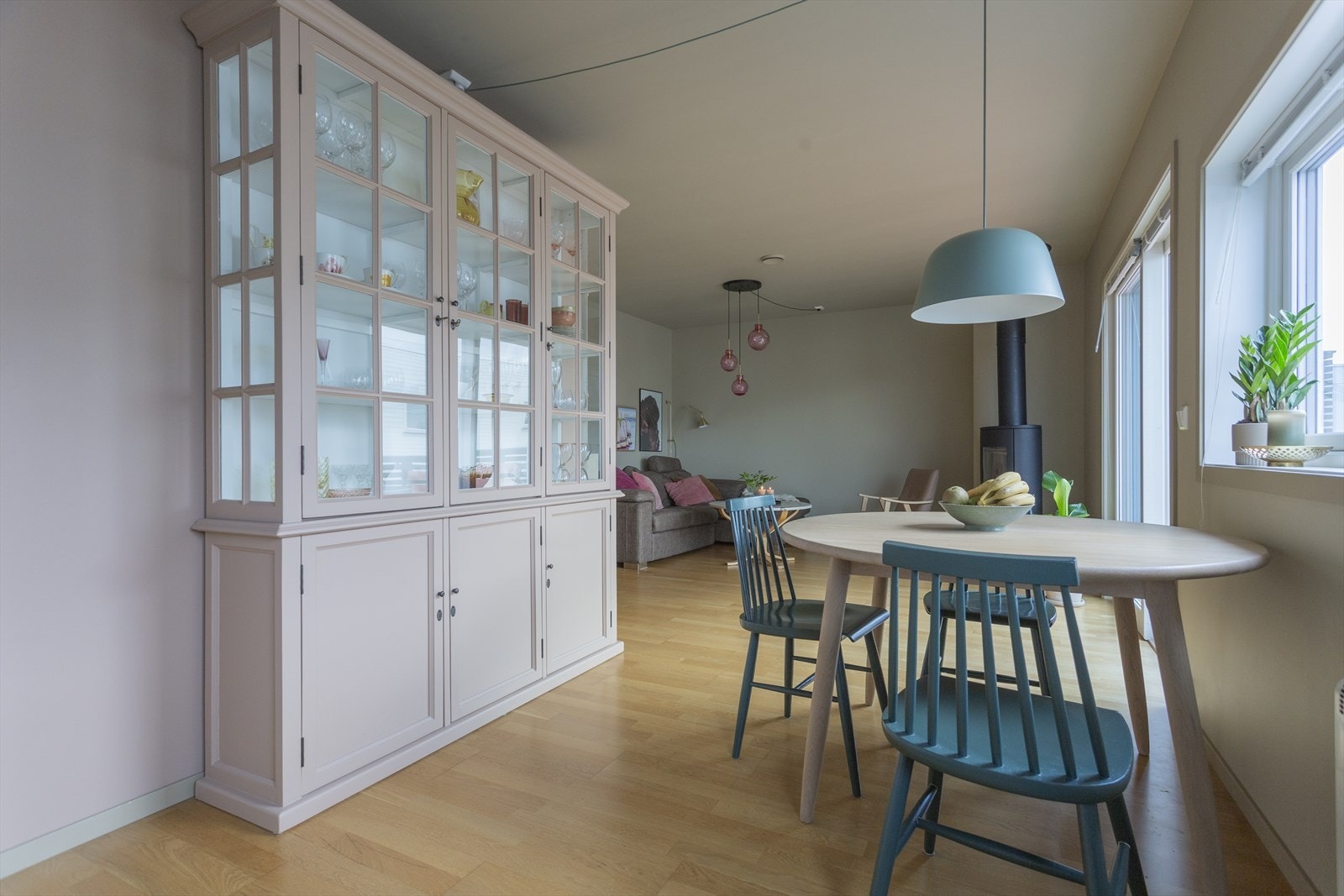 Mellom stue og kjøkken er det en fin og naturlig plass for spisebordet. Galleribilde