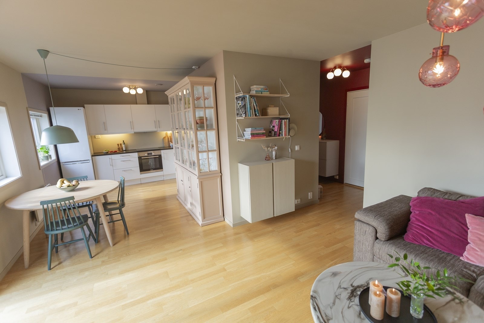 Leilligheten har en åpen stue- og kjøkkenløsning hvor kjøkkenet likevel er litt tilbaketrukket. Galleribilde